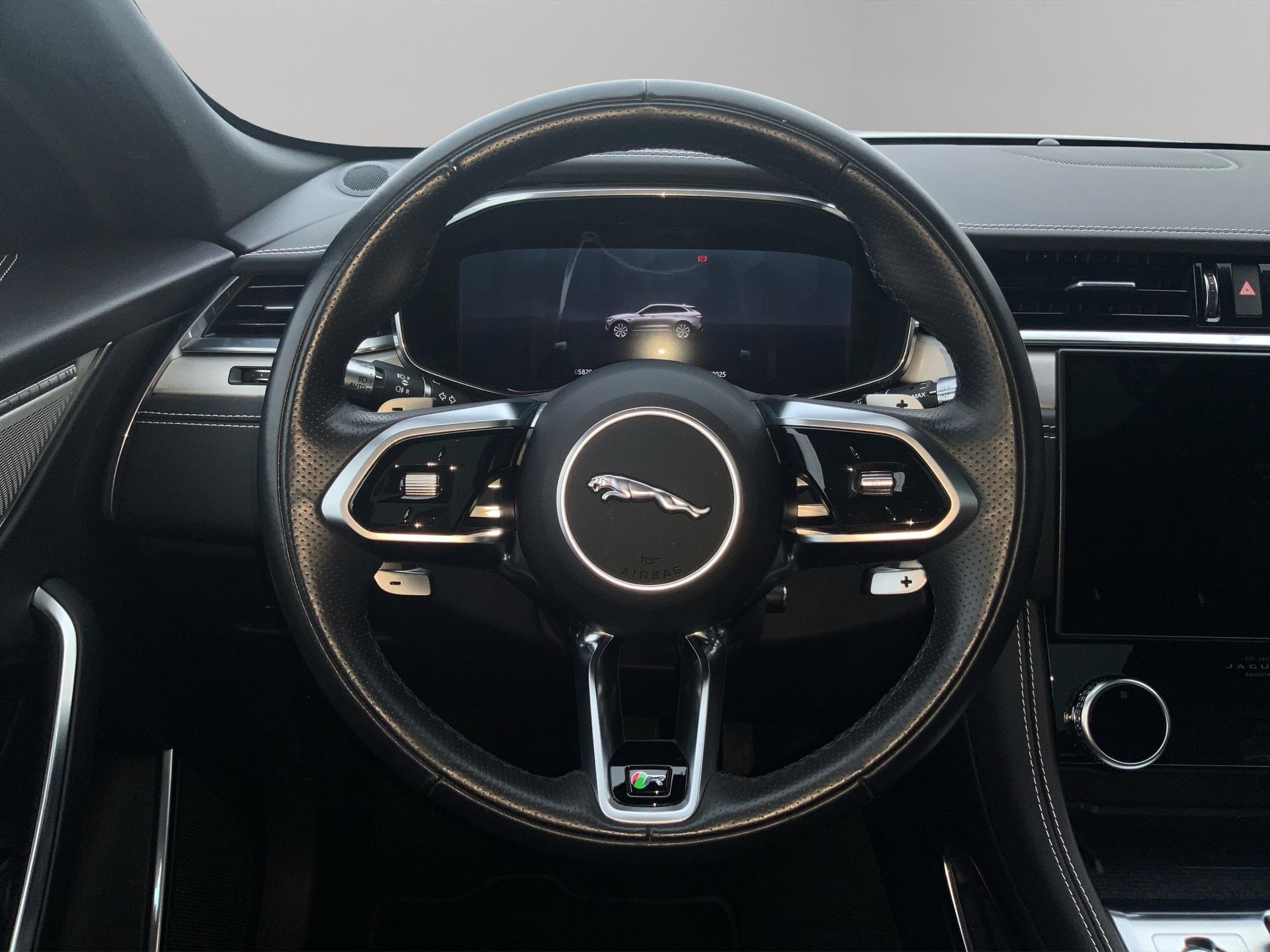 JAGUAR F-Pace 2.0 I4 250 R-Dynamic SE AWD-image-10
