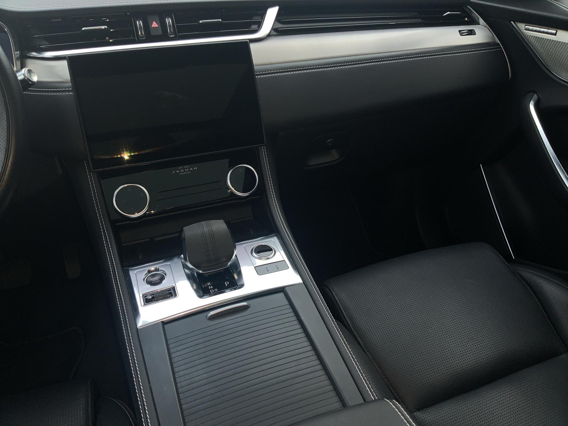 JAGUAR F-Pace 2.0 I4 250 R-Dynamic SE AWD-image-11