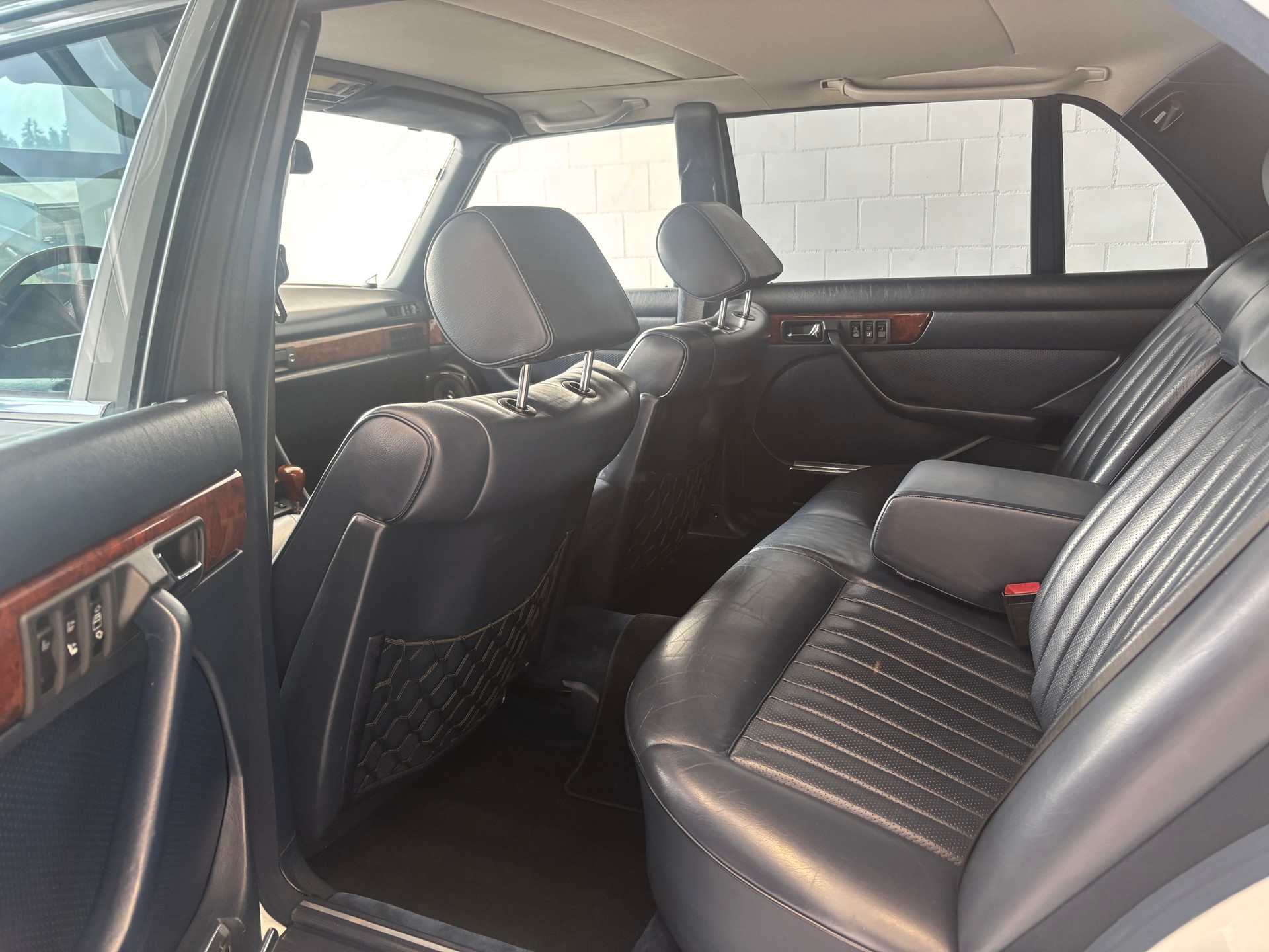 MERCEDES-BENZ 560 SEL-image-9