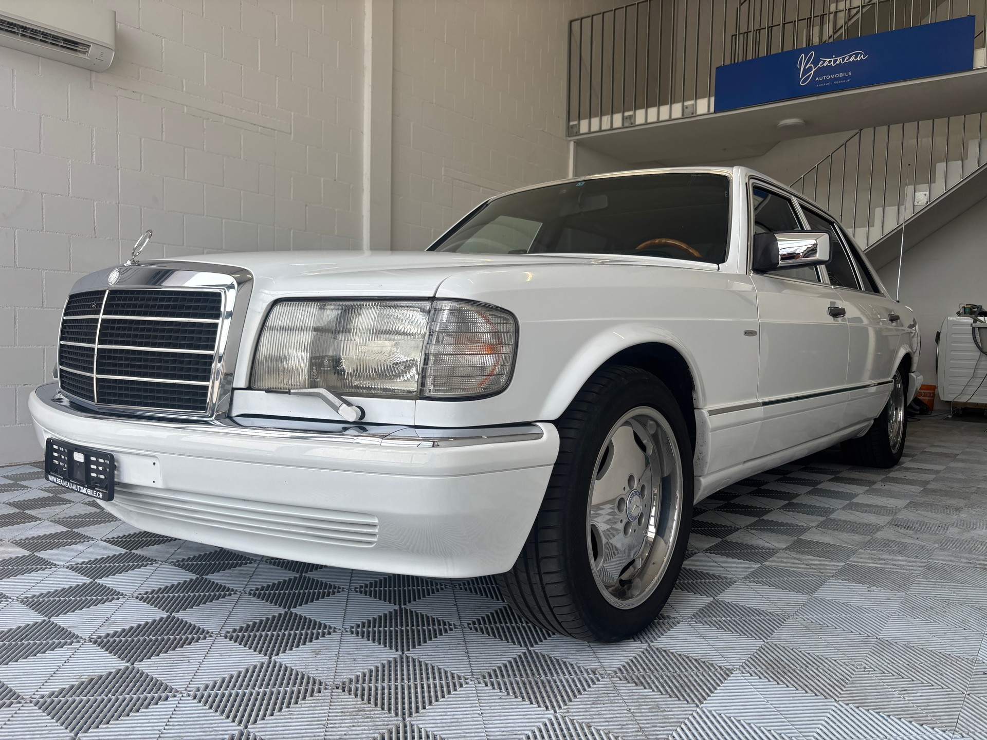 MERCEDES-BENZ 560 SEL-image-0