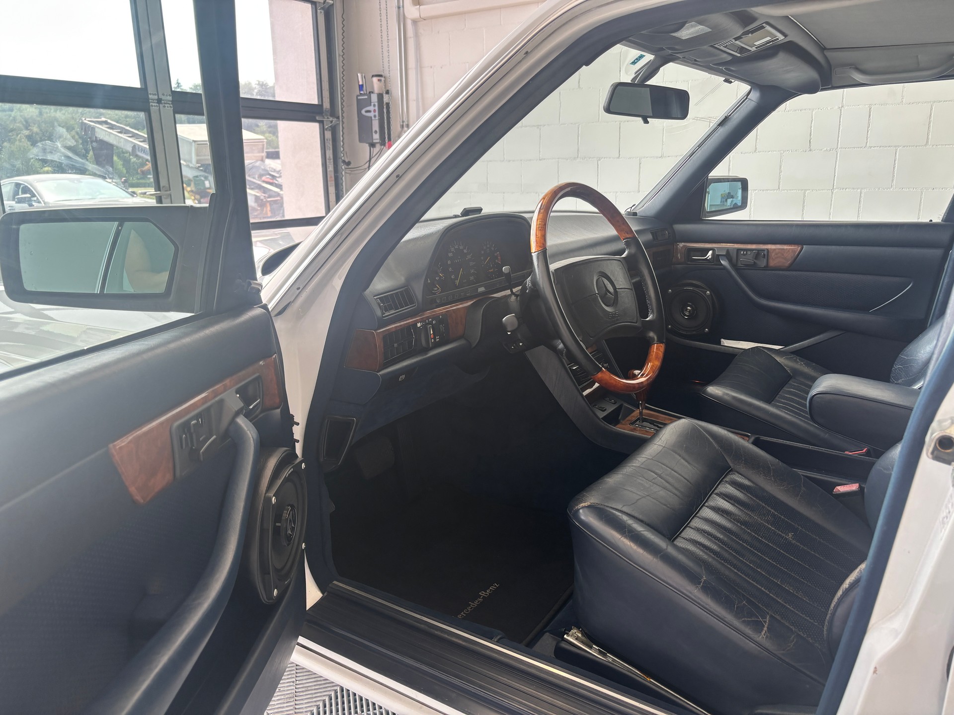 MERCEDES-BENZ 560 SEL-image-6