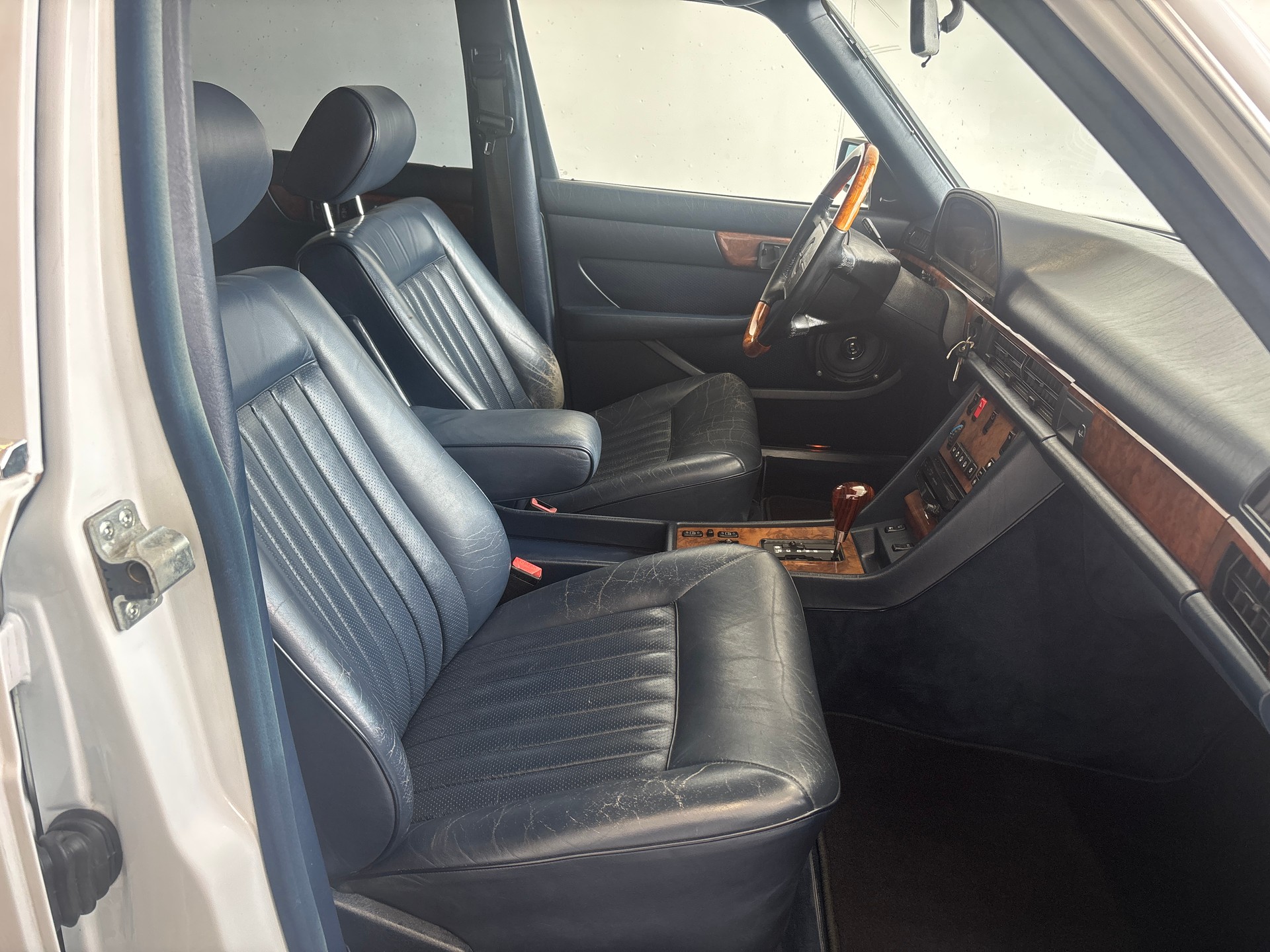 MERCEDES-BENZ 560 SEL-image-8