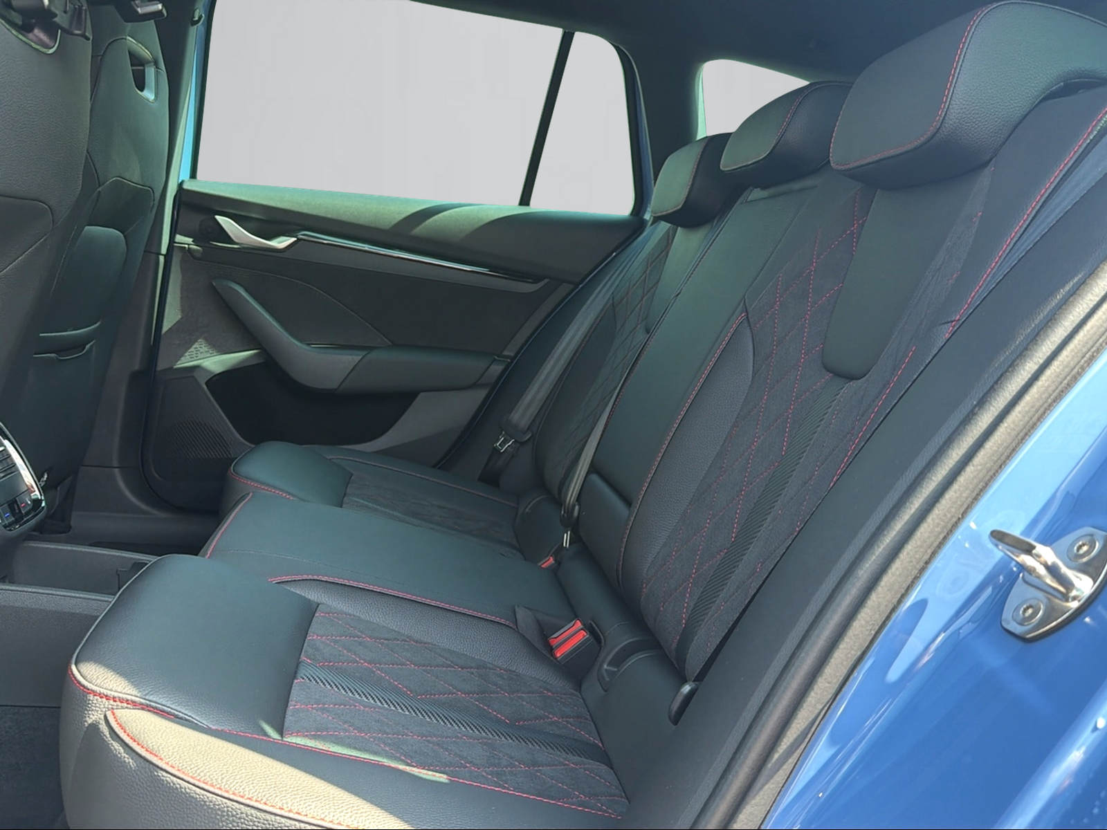 SKODA Octavia Combi 2.0 TSI DSG RS 30 Years Edition-image-9