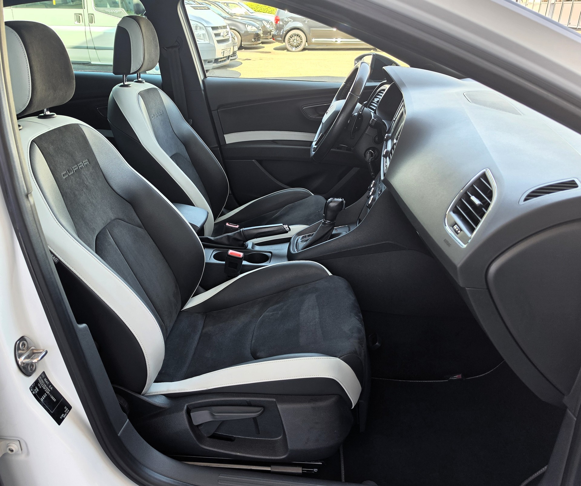 SEAT Leon 2.0 TSI Cupra 290 DSG-image-11