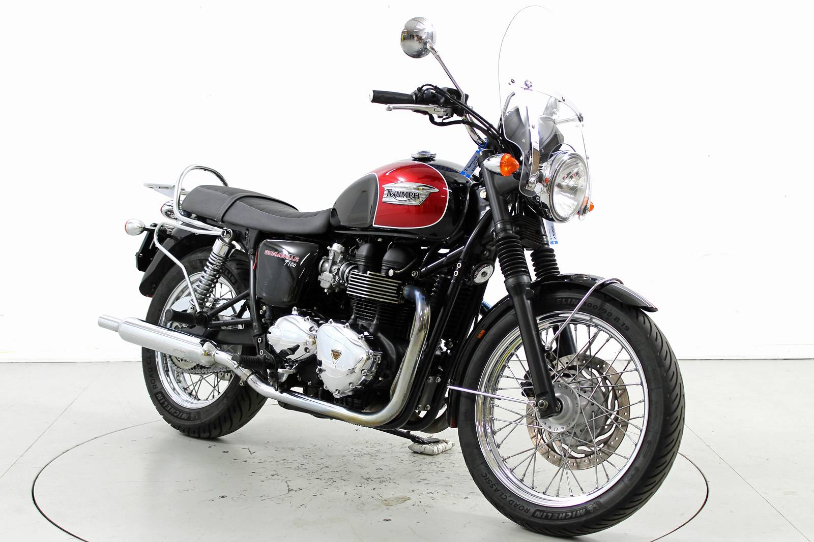 TRIUMPH Bonneville T100-showroom-element-1