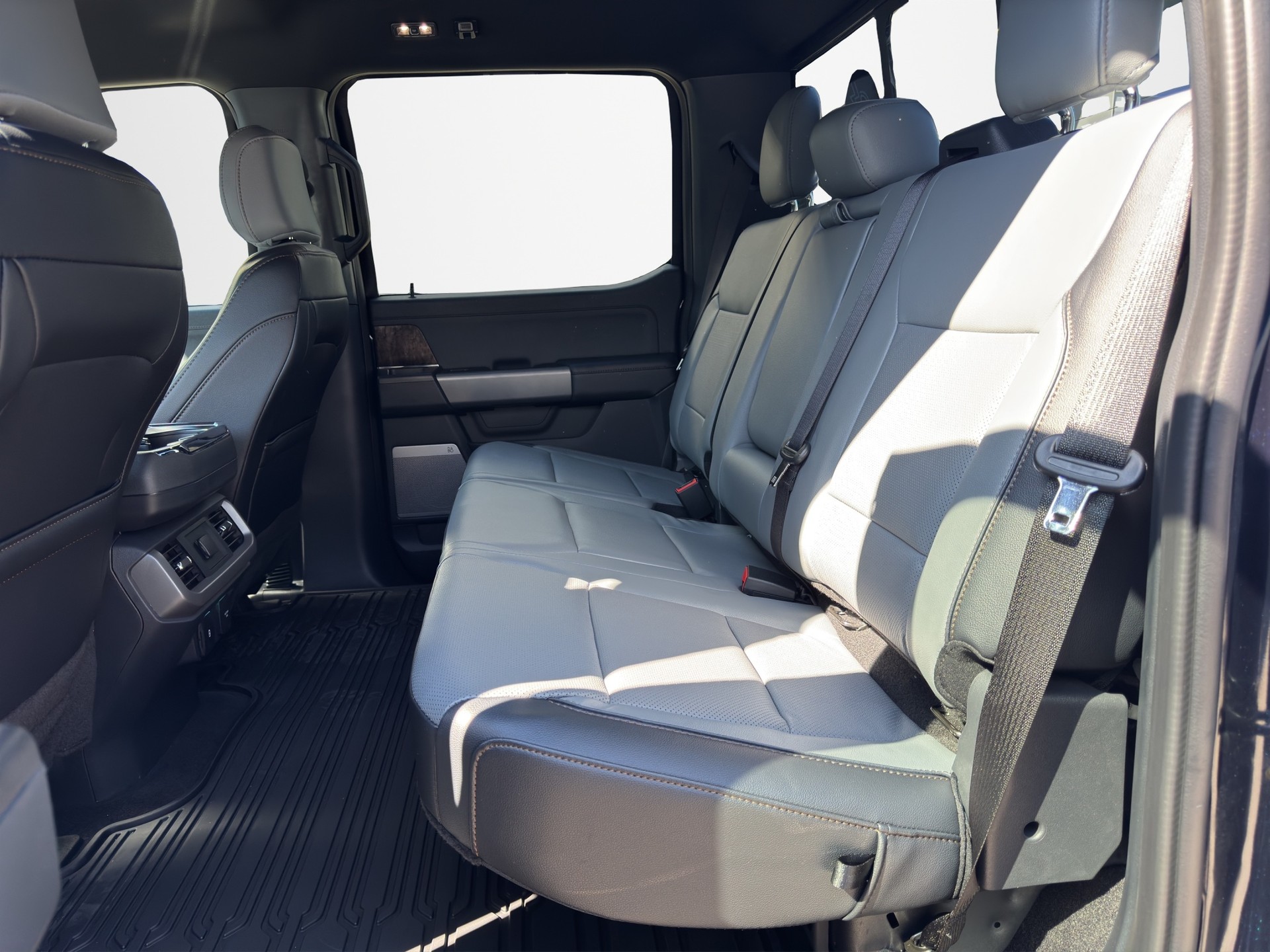 FORD F-150 Lightning DKab.Pick-up 98 kWh Lariat Launch Edition-image-11