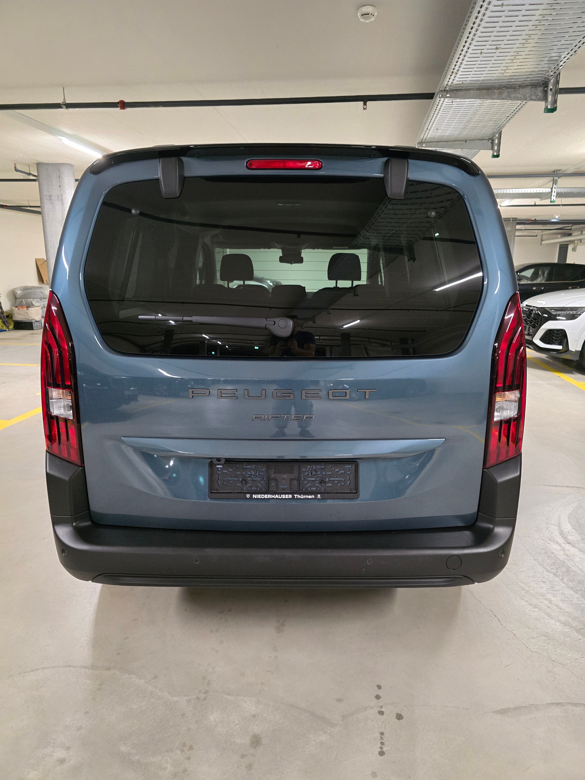 PEUGEOT 1.5 BlueHDi 130 Allure Limited Edition-image-1
