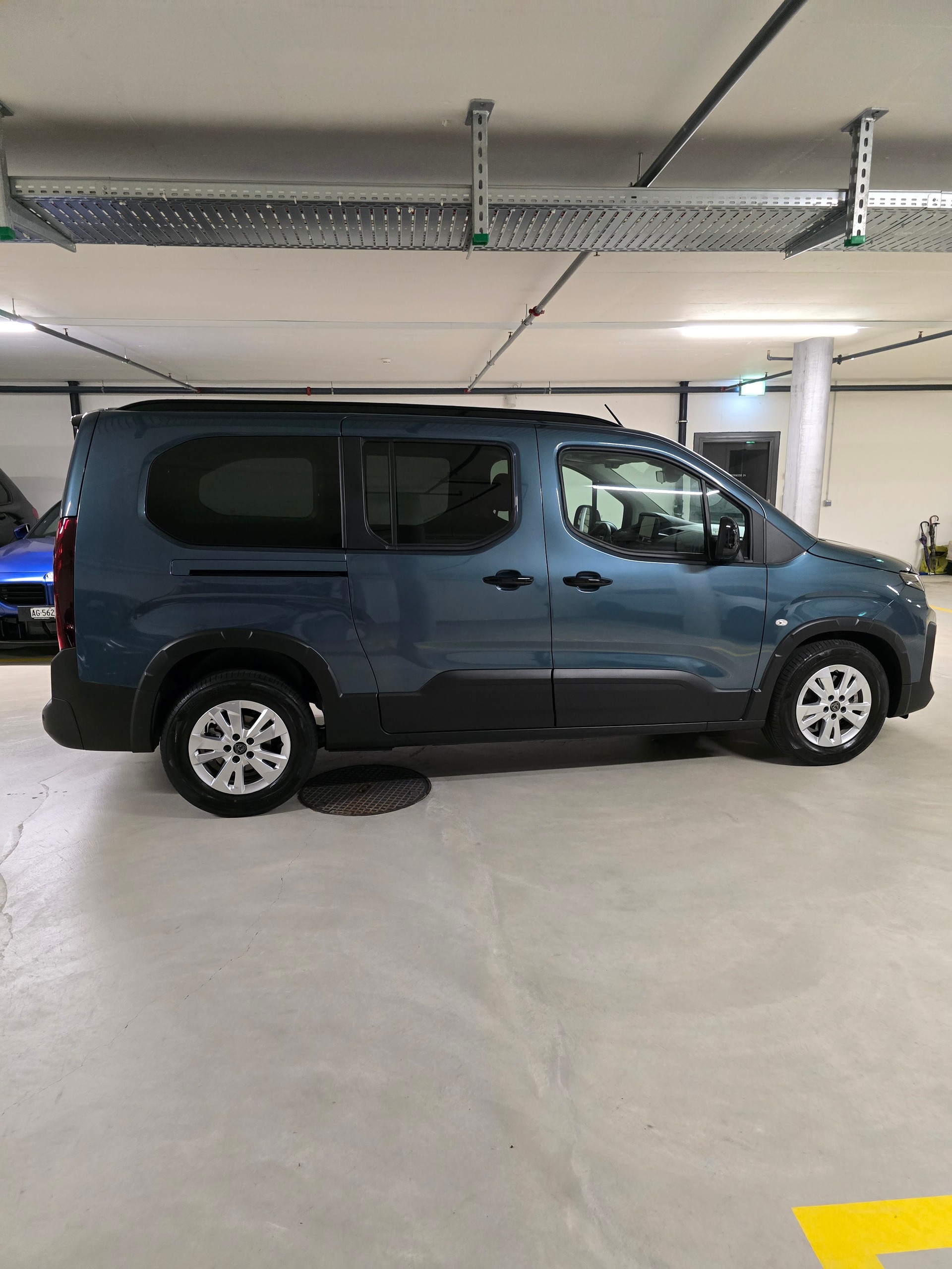 PEUGEOT 1.5 BlueHDi 130 Allure Limited Edition-image-2