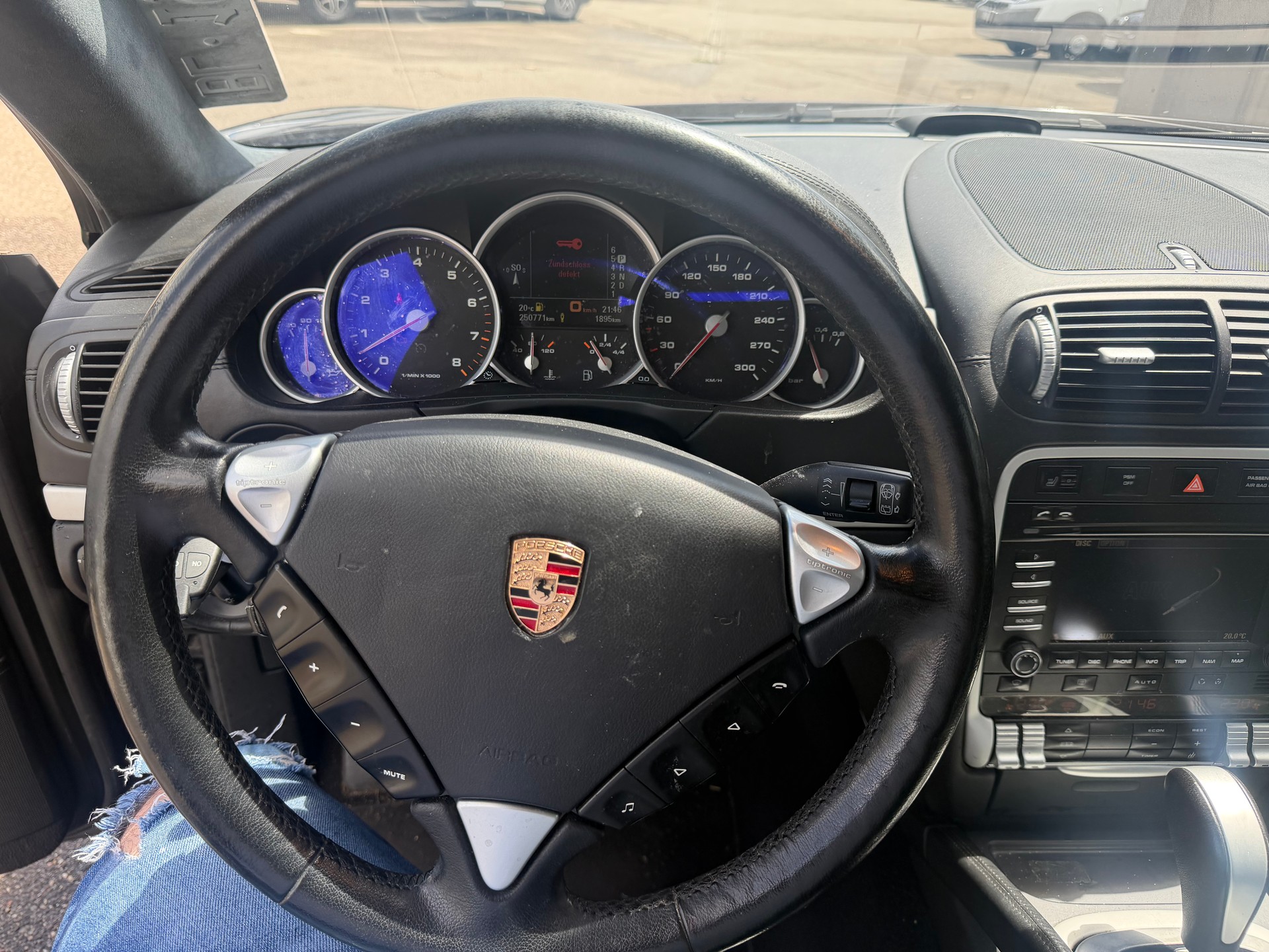PORSCHE Cayenne Turbo-image-12