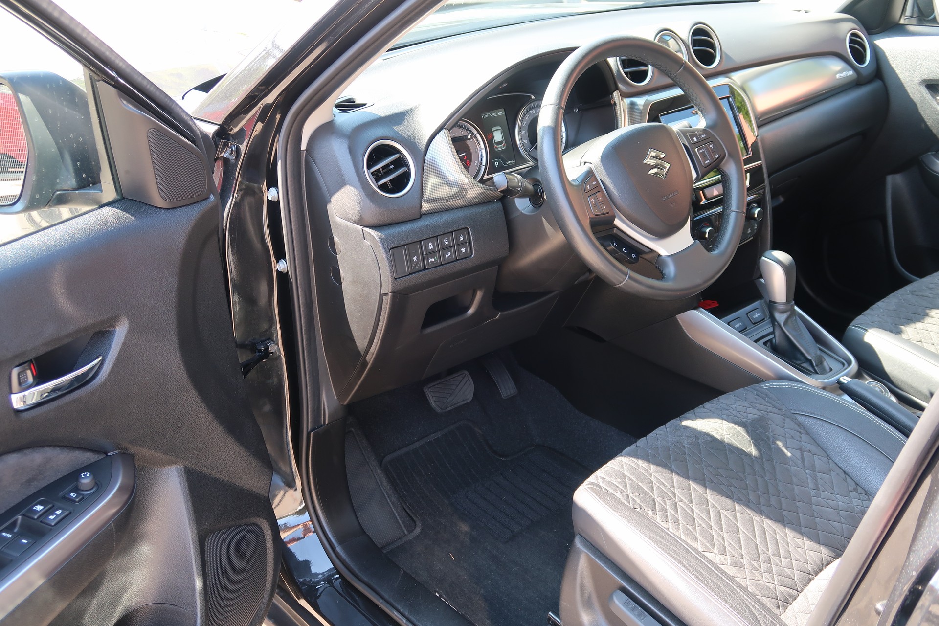 SUZUKI Vitara 1.4 Boosterjet Compact Top Hybrid Automatic-image-9