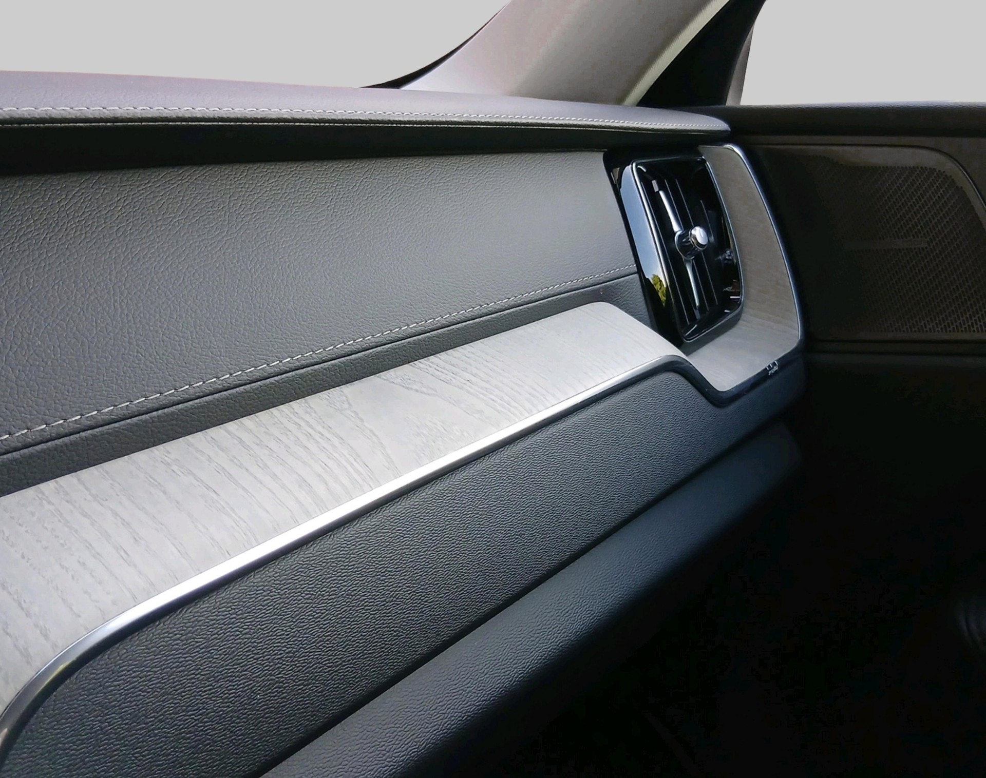 VOLVO XC60 2.0 B5 MH Inscription AWD-image-19