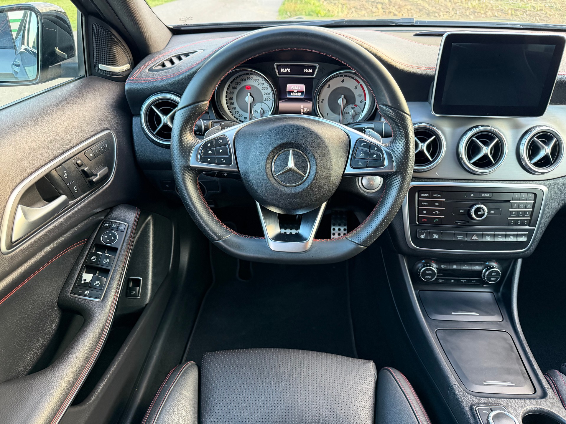 MERCEDES-BENZ GLA 220 d AMG Line 4Matic 7G-DCT-image-12