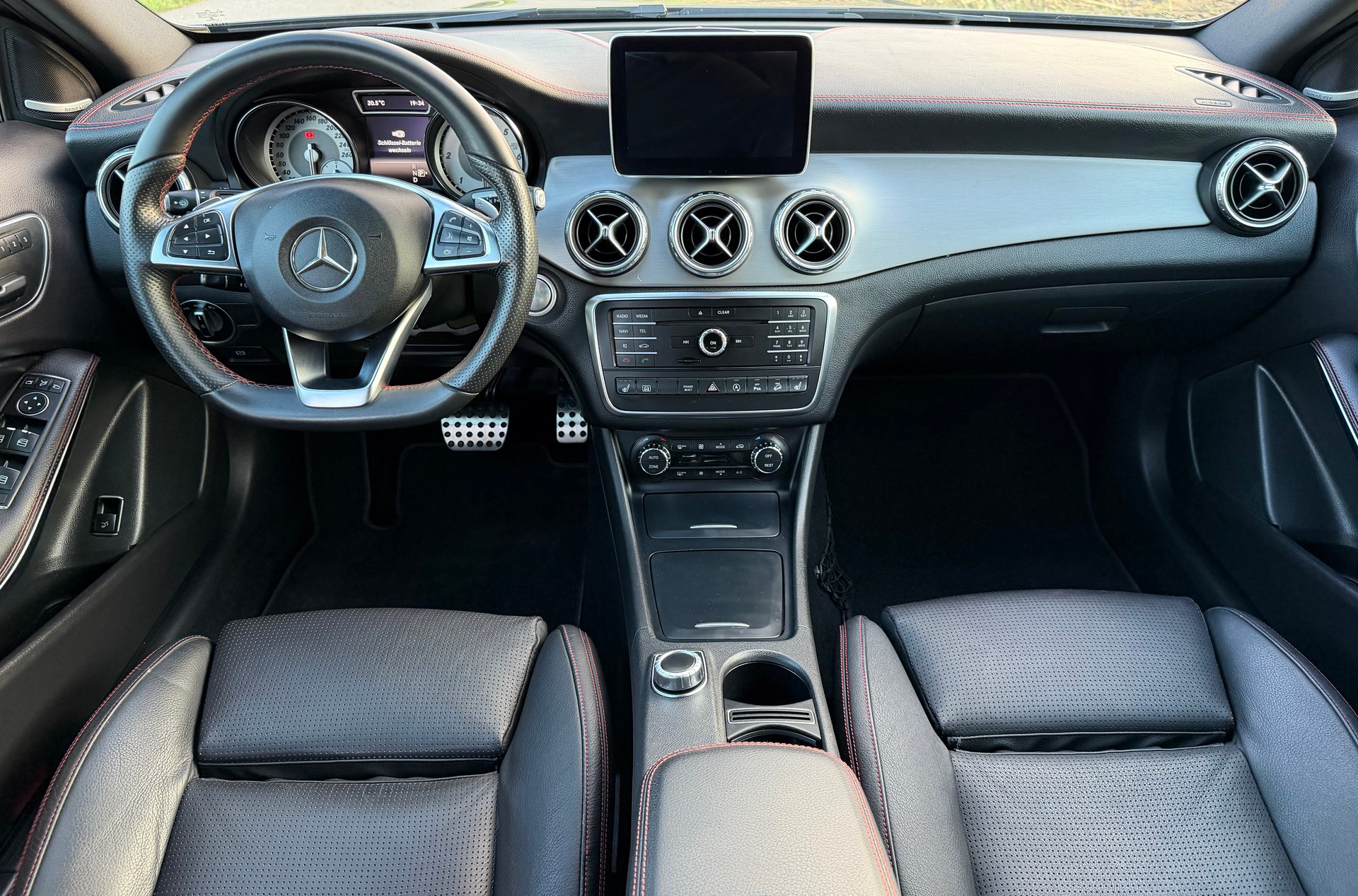 MERCEDES-BENZ GLA 220 d AMG Line 4Matic 7G-DCT-image-11