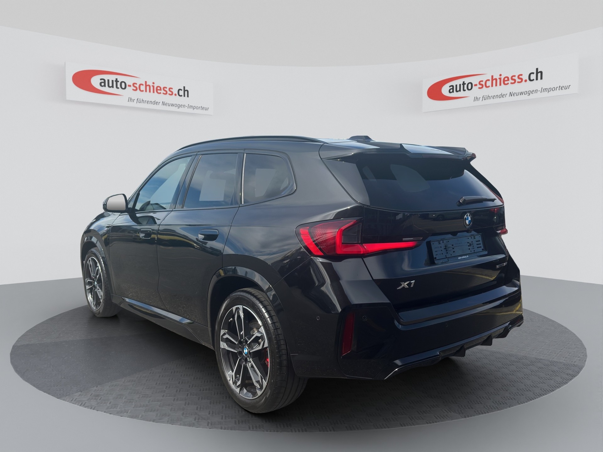 BMW X1 sDrive 18i M Sport Pro Shadow Line-image-3