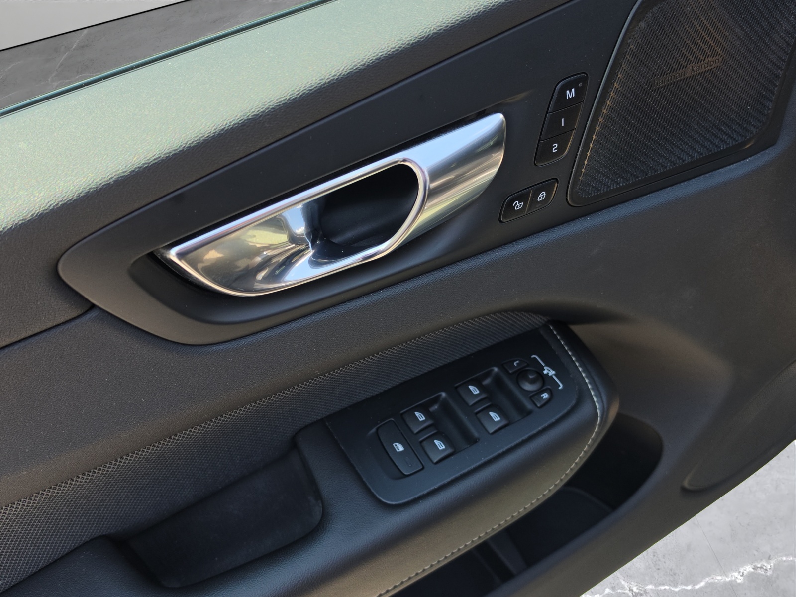 VOLVO XC60 2.0 T6 TE R-Design eAWD-image-9