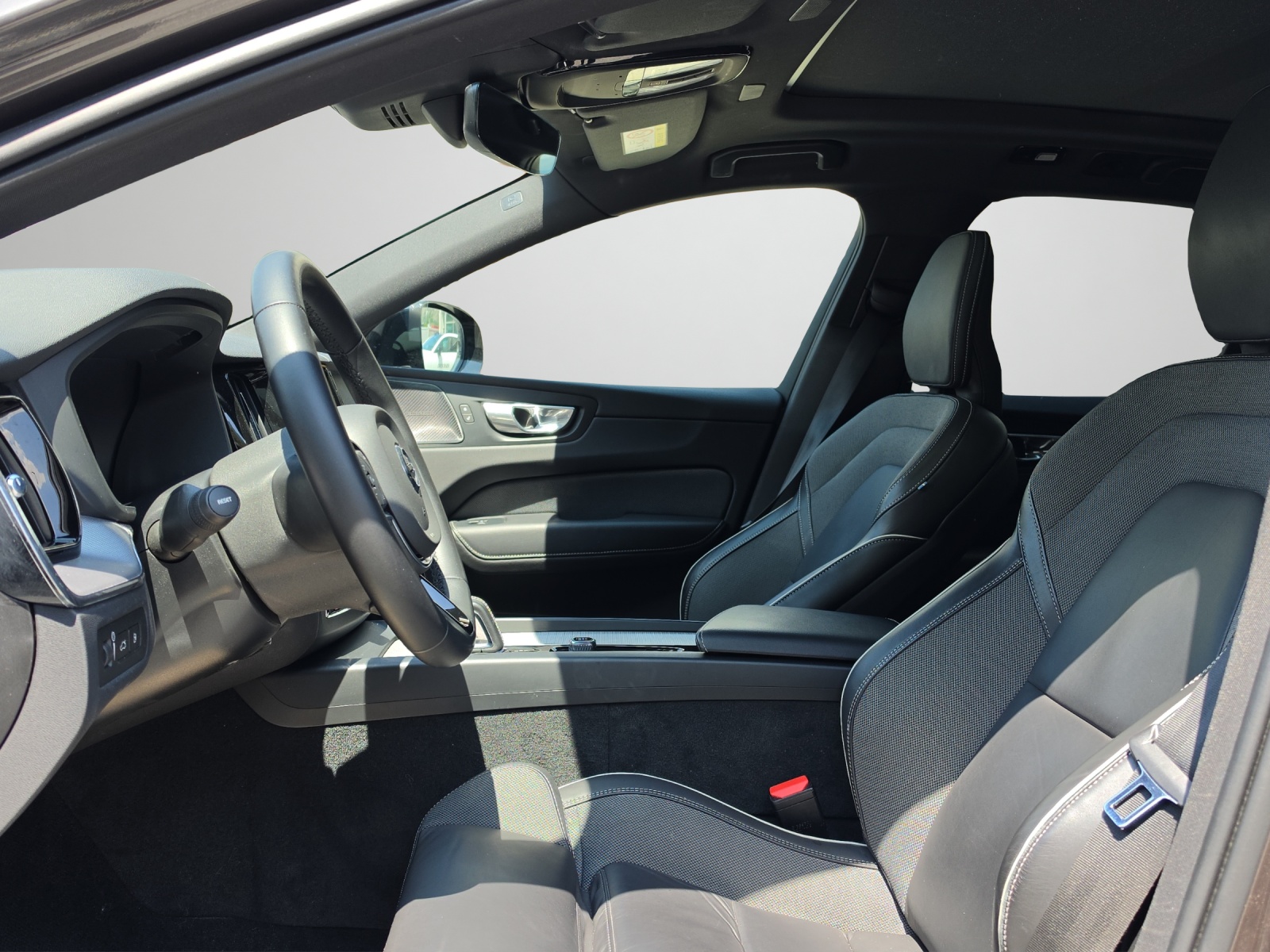 VOLVO XC60 2.0 T6 TE R-Design eAWD-image-8