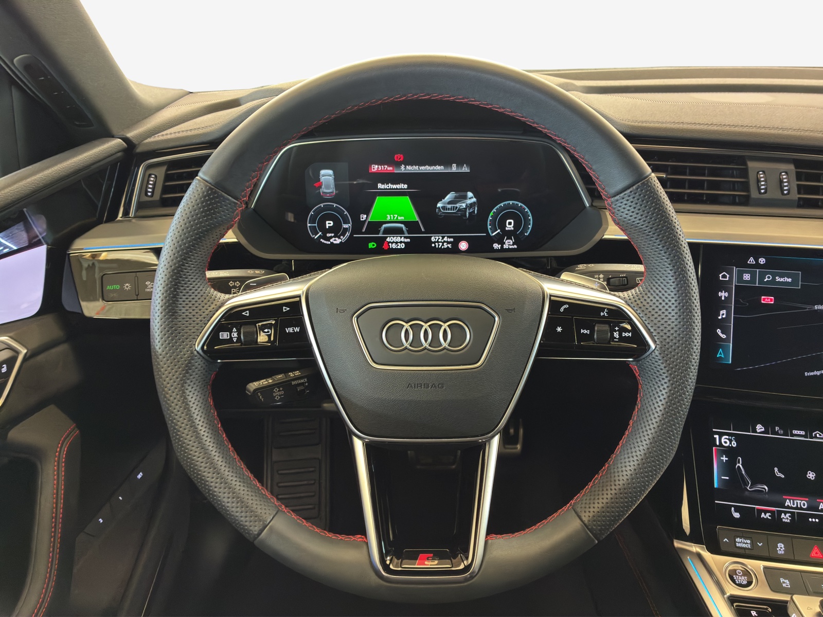 AUDI Q8 55 e-tron S line quattro-image-9