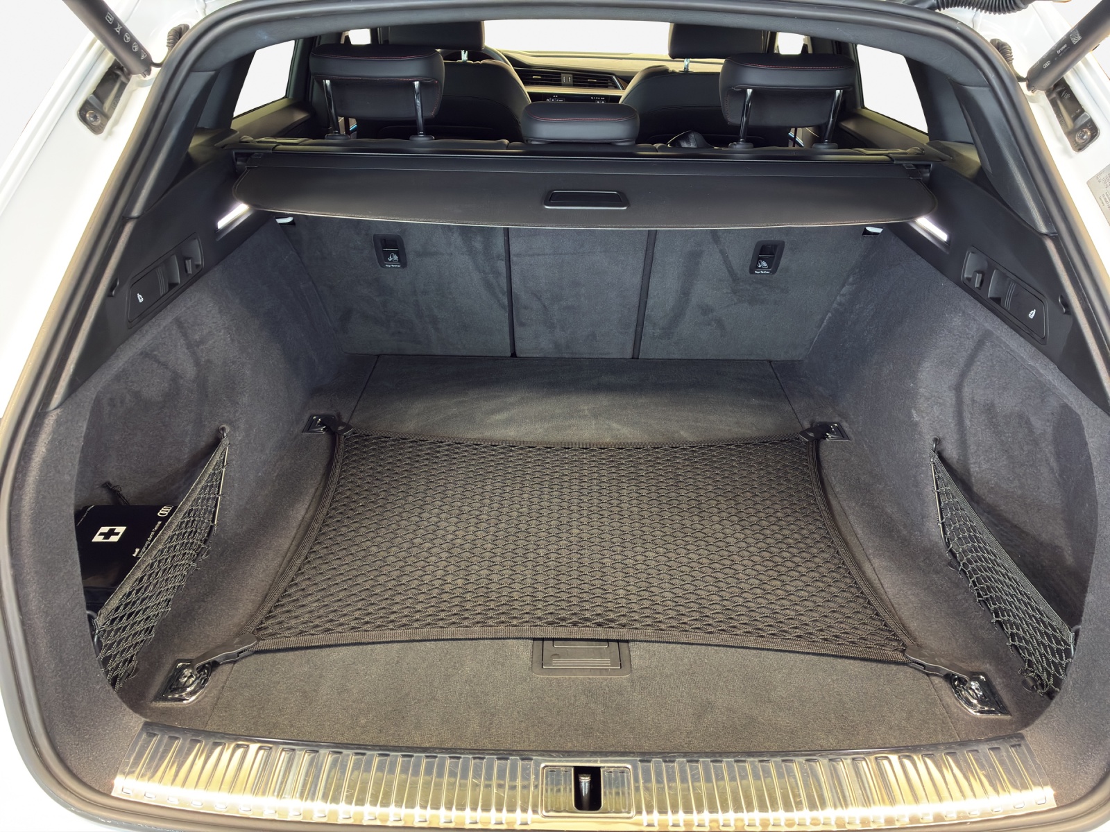 AUDI Q8 55 e-tron S line quattro-image-12