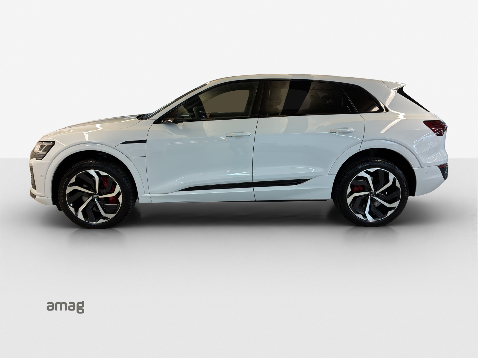 AUDI Q8 55 e-tron S line quattro-image-1
