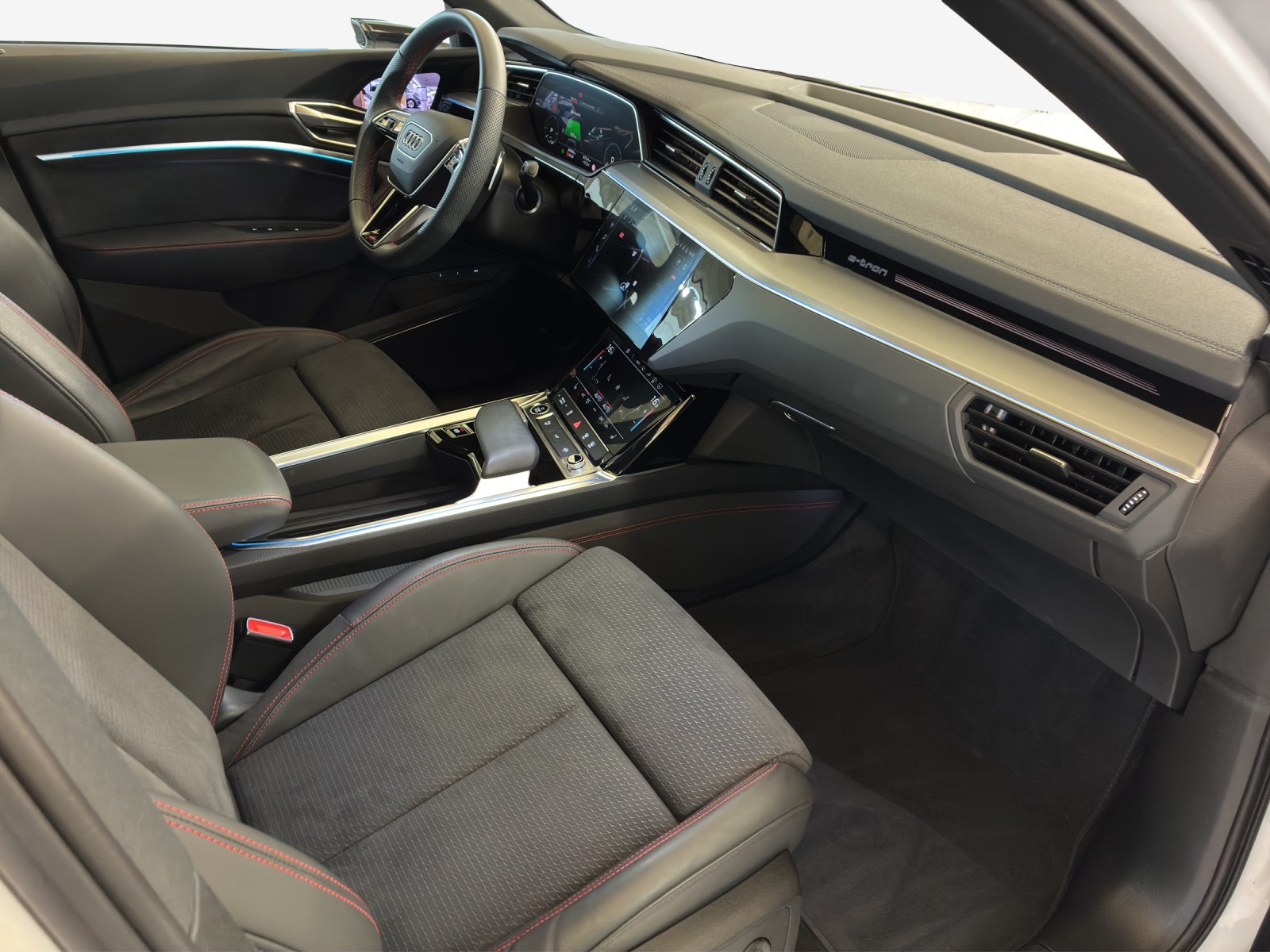 AUDI Q8 55 e-tron S line quattro-image-13