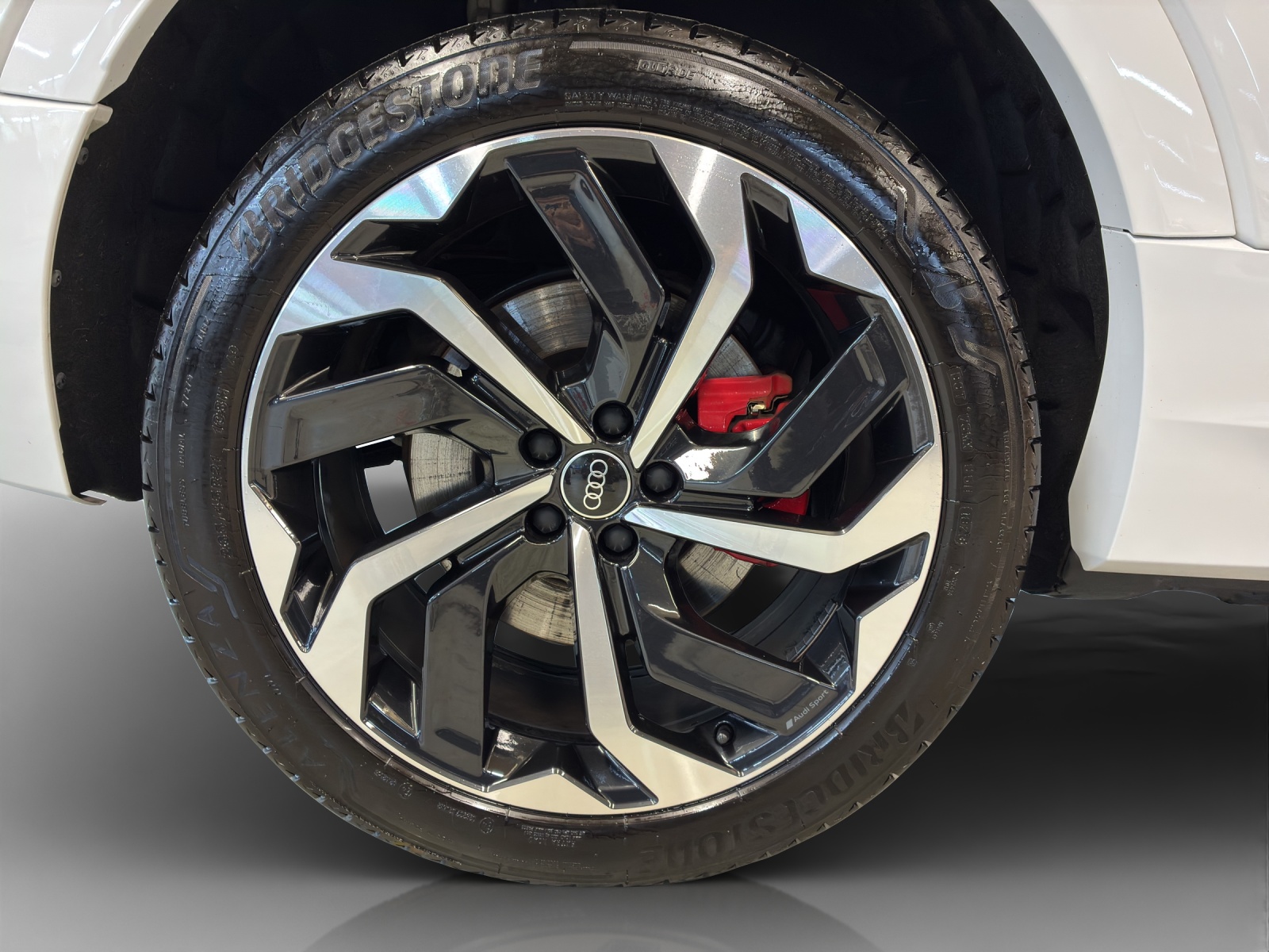 AUDI Q8 55 e-tron S line quattro-image-14