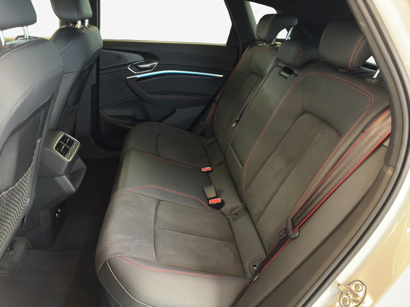 AUDI Q8 55 e-tron S line quattro-image-11