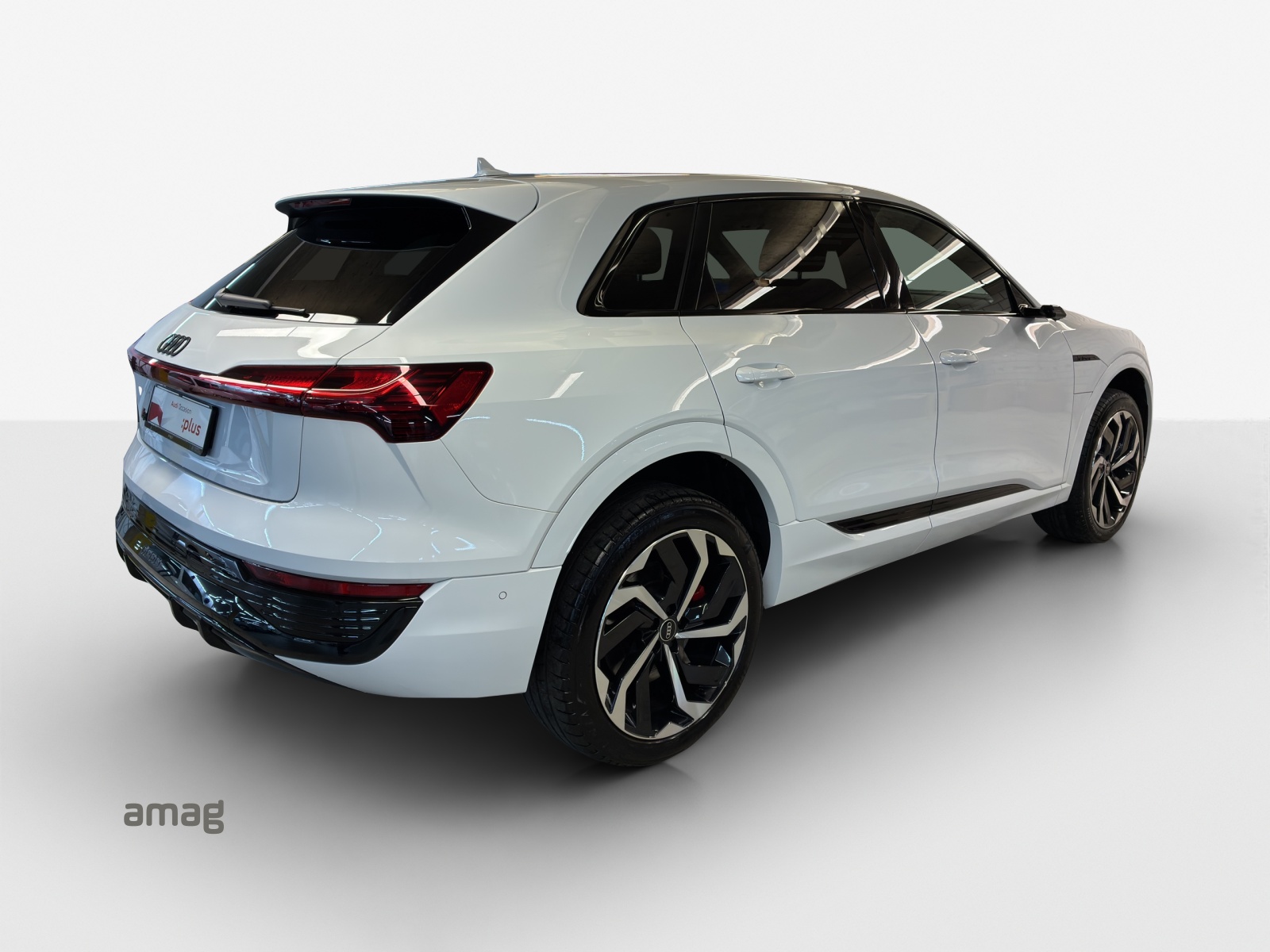 AUDI Q8 55 e-tron S line quattro-image-4