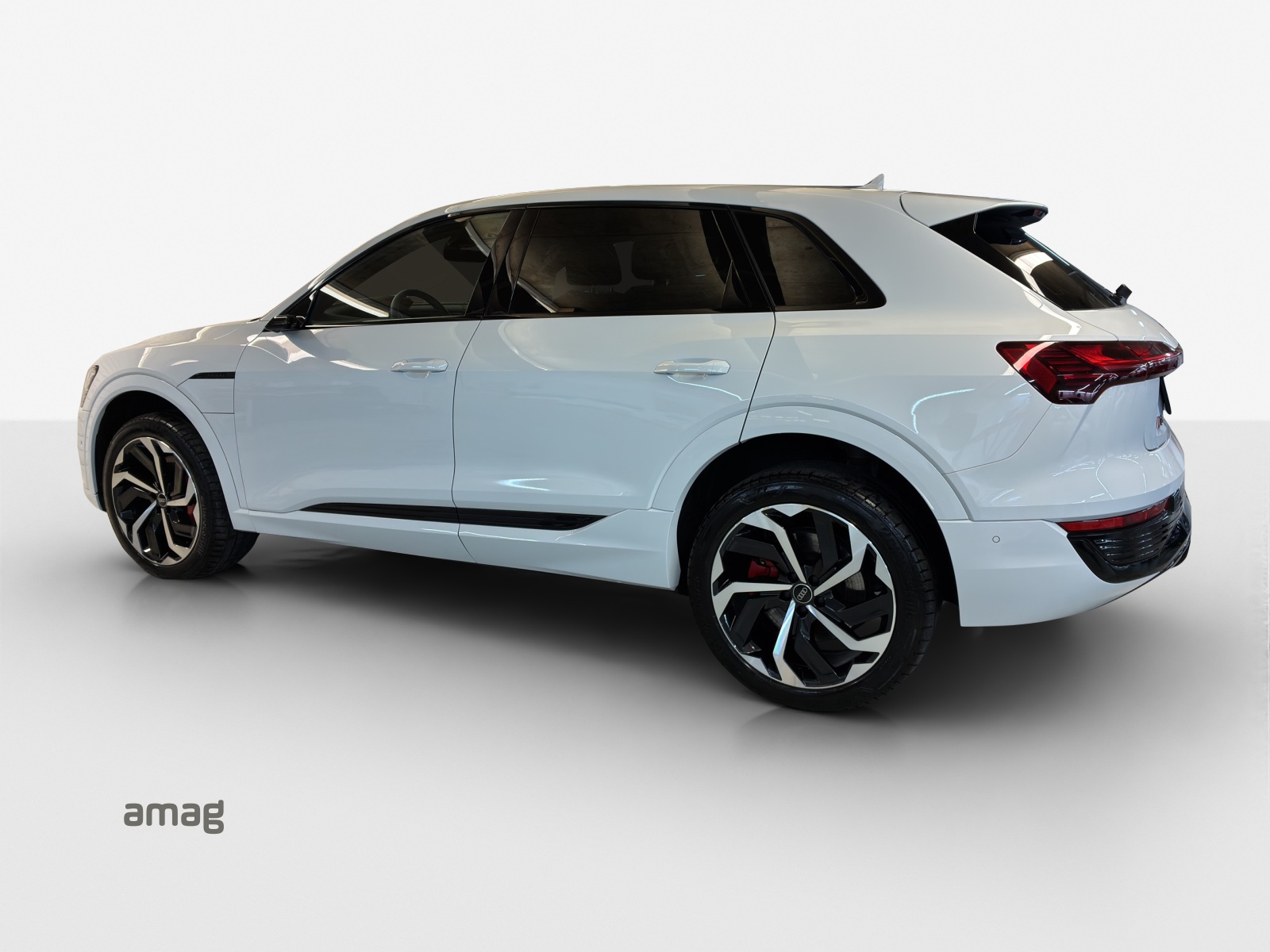 AUDI Q8 55 e-tron S line quattro-image-2