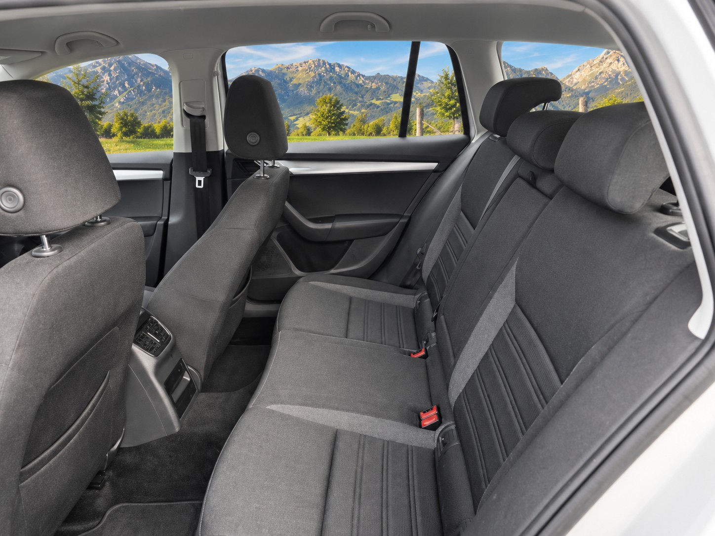 SKODA Octavia Combi 1.6 TDI Active DSG-image-10