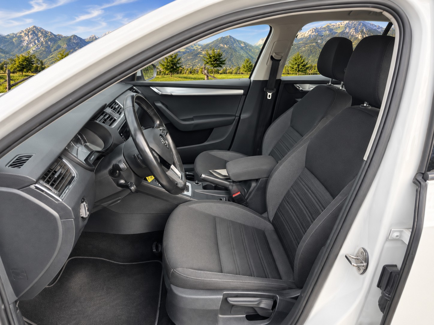 SKODA Octavia Combi 1.6 TDI Active DSG-image-11