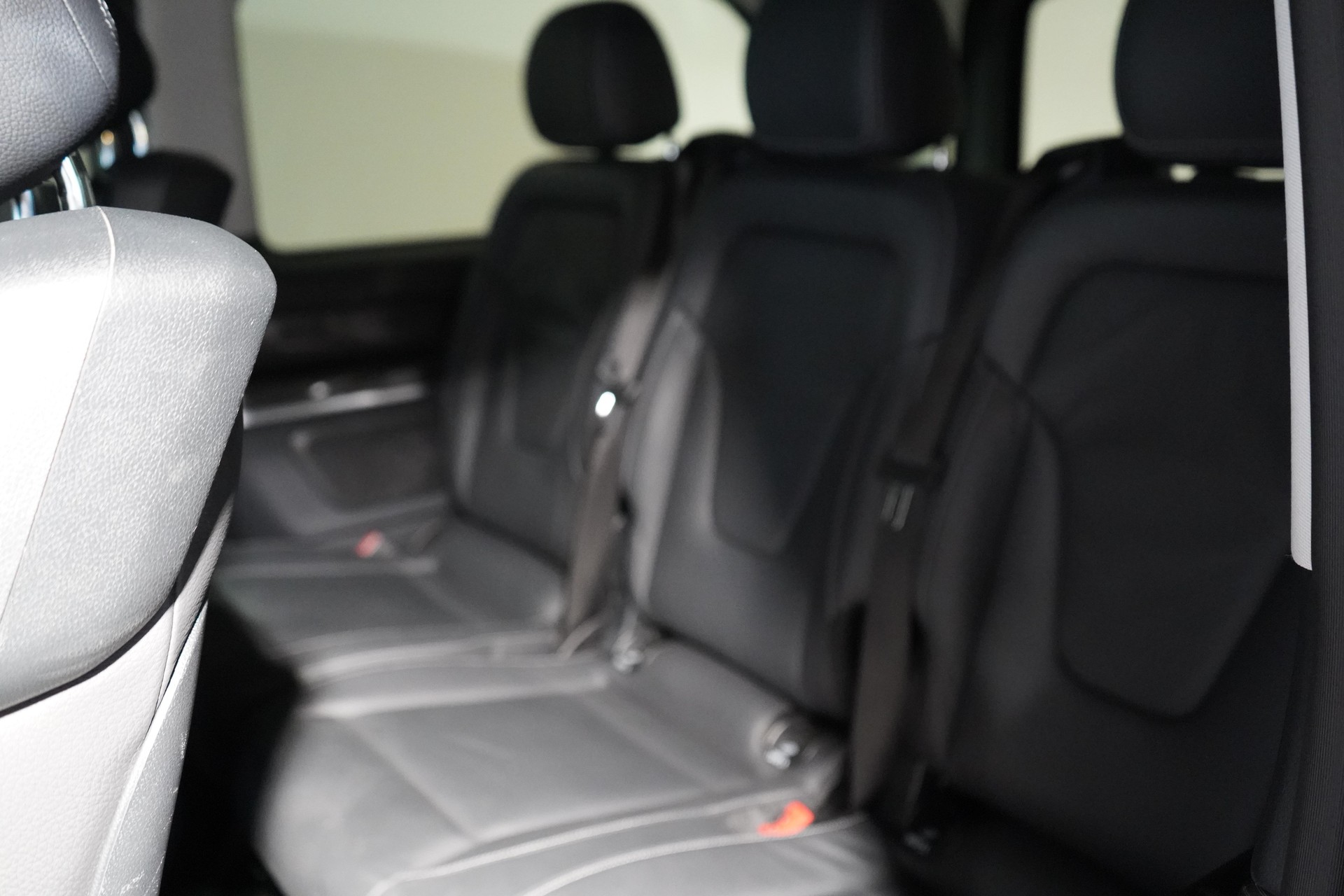 MERCEDES-BENZ V 250 d Avantgarde lang 4matic Van-image-12