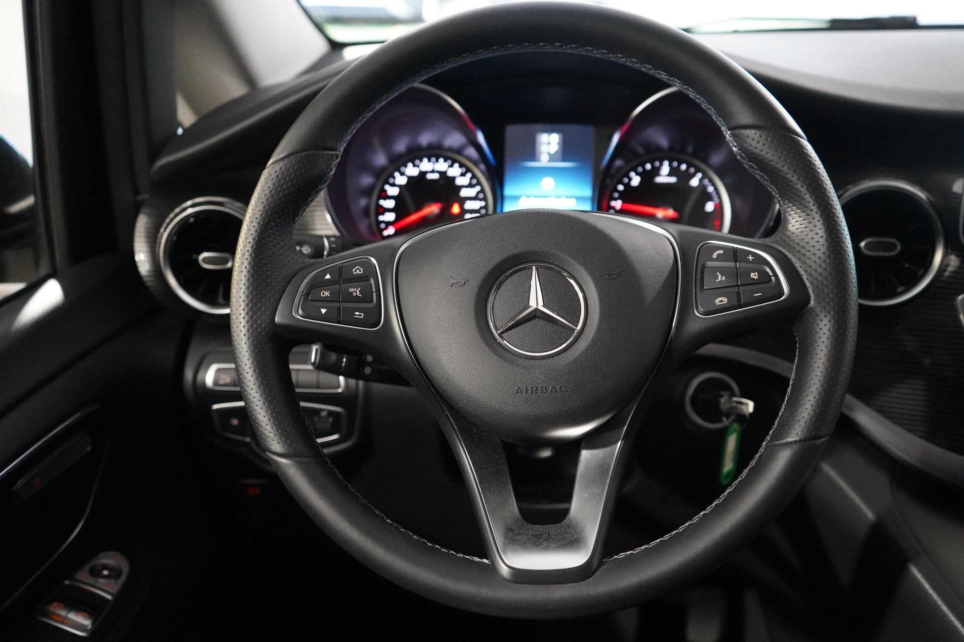 MERCEDES-BENZ V 250 d Avantgarde lang 4matic Van-image-6