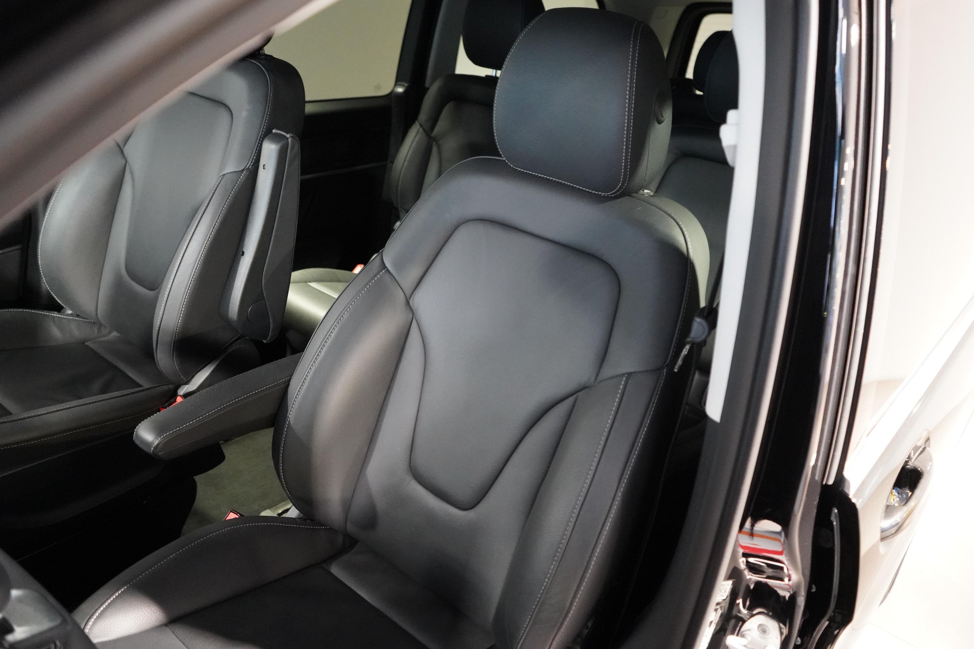 MERCEDES-BENZ V 250 d Avantgarde lang 4matic Van-image-5