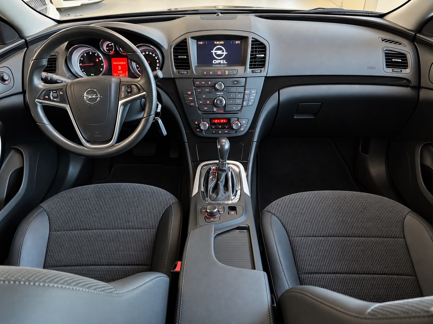 OPEL Insignia 2.8 Turbo Sport 4WD Automatic-image-13