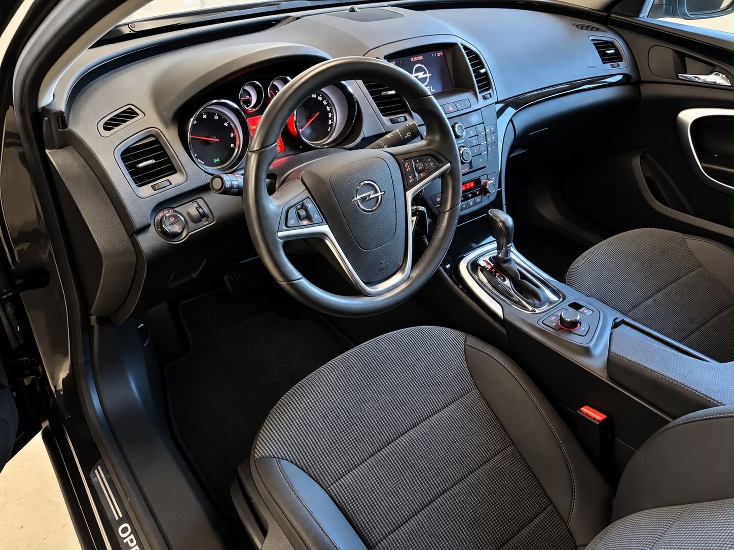 OPEL Insignia 2.8 Turbo Sport 4WD Automatic-image-12