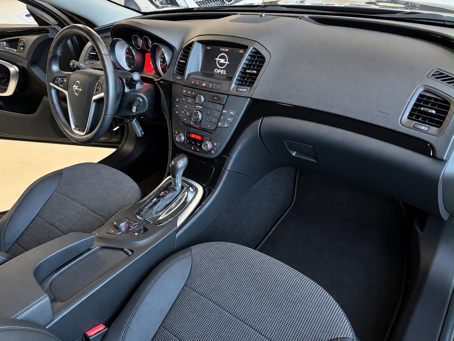 OPEL Insignia 2.8 Turbo Sport 4WD Automatic-image-11