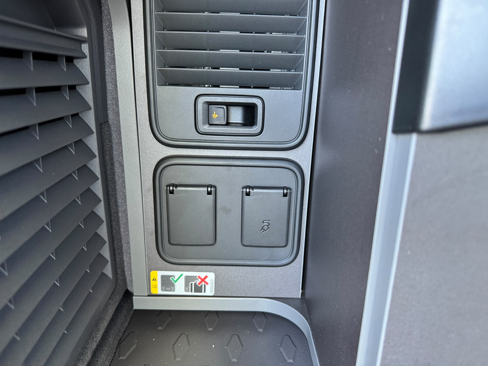 VW California eHybrid Beach Camper Liberty 4Motion / 4x4 mit 5-Sitzplätzen-image-12