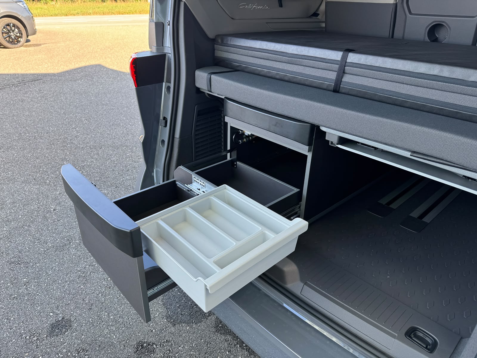 VW California eHybrid Beach Camper Liberty 4Motion / 4x4 mit 5-Sitzplätzen-image-5