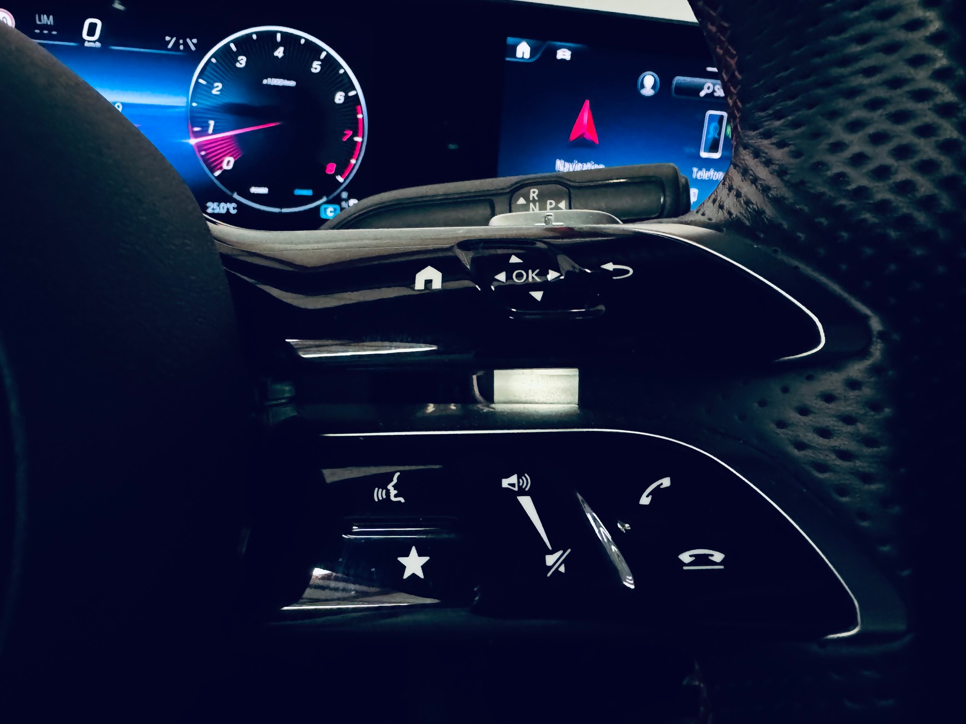 MERCEDES-BENZ A 250 4Matic AMG Line 4Matic 7G-DCT-image-30