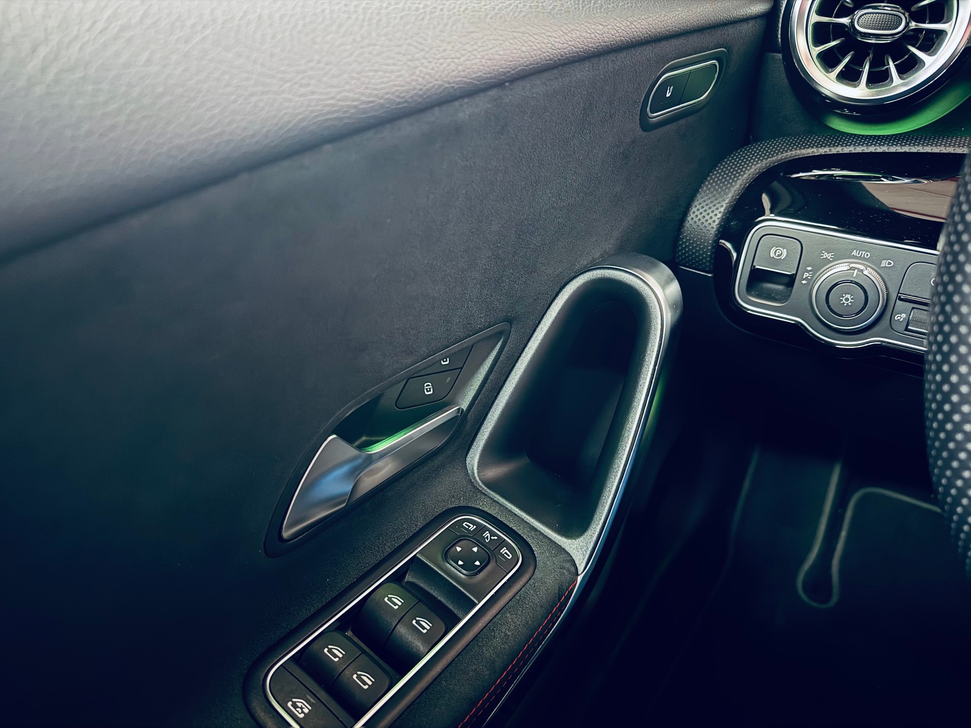 MERCEDES-BENZ A 250 4Matic AMG Line 4Matic 7G-DCT-image-32