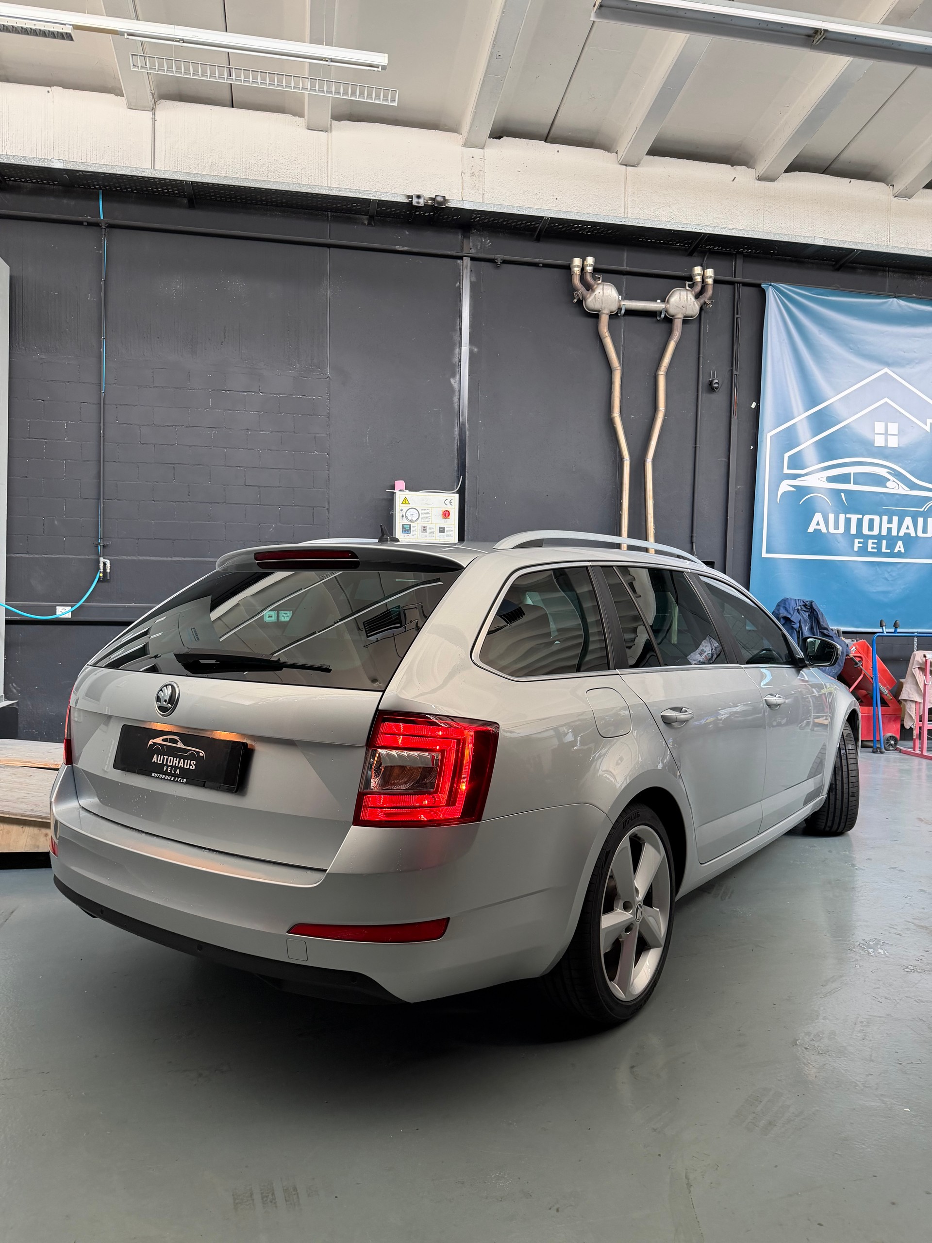 SKODA Octavia Combi 1.8 TSI Ambition-image-1