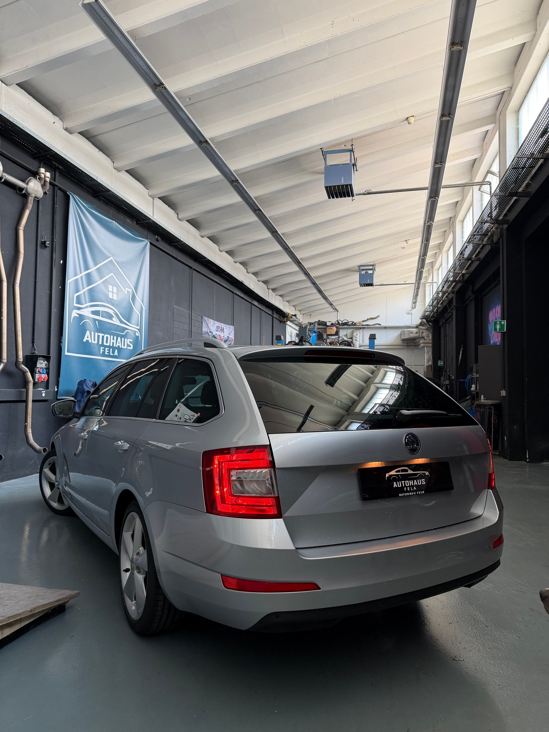 SKODA Octavia Combi 1.8 TSI Ambition-image-2