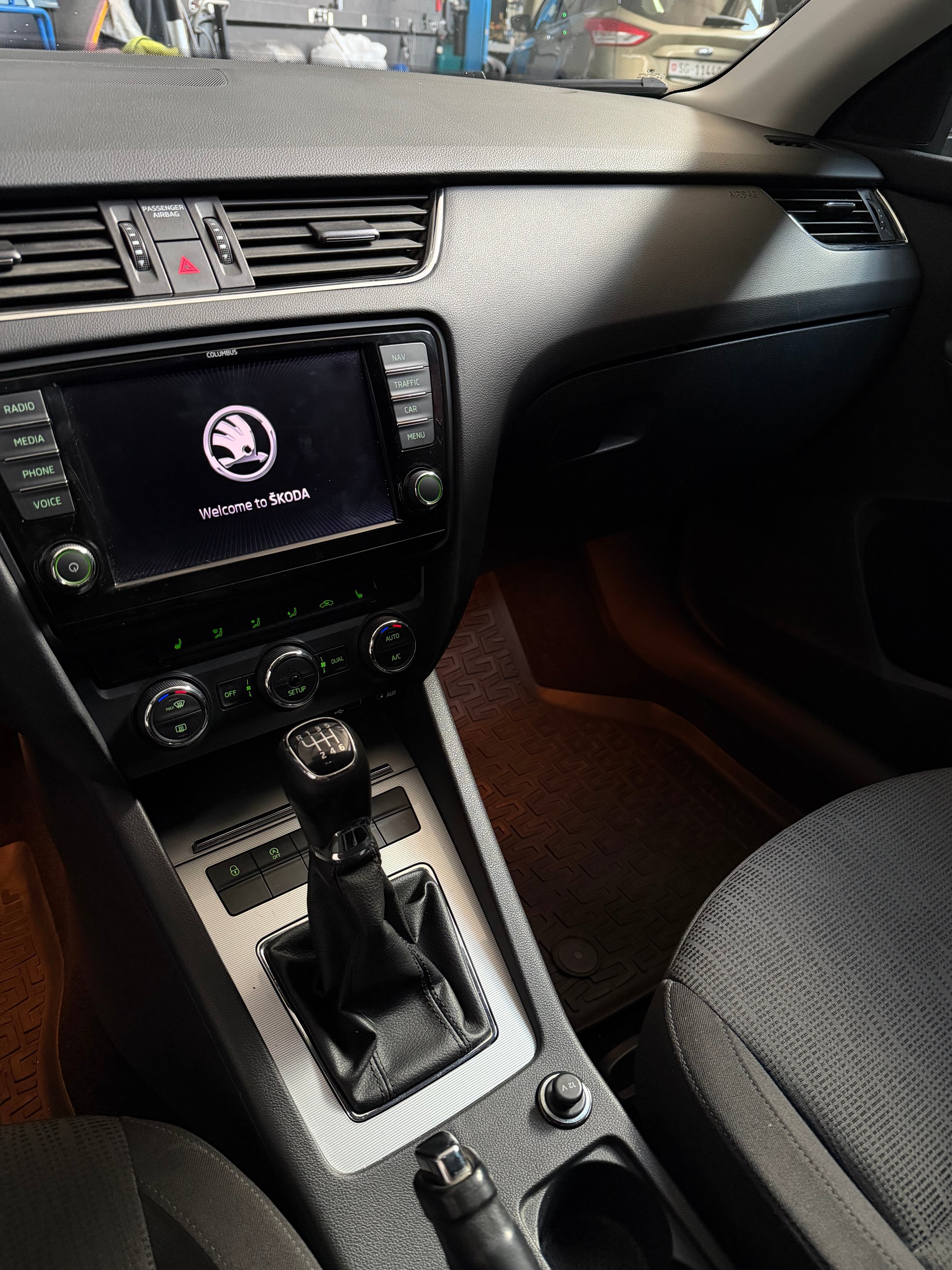 SKODA Octavia Combi 1.8 TSI Ambition-image-5