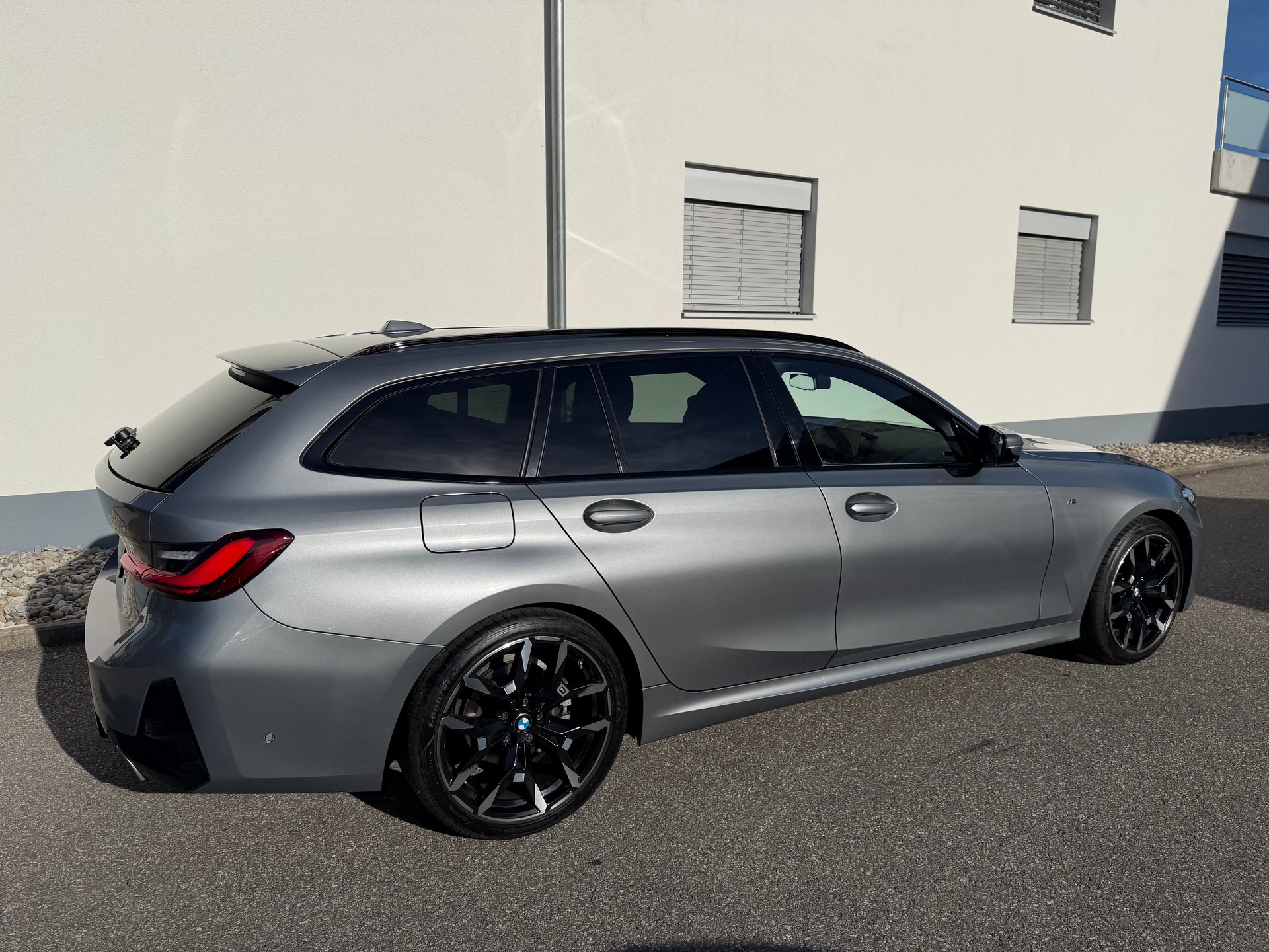 BMW 320d xDrive 48V Touring Steptronic M Sport-image-4