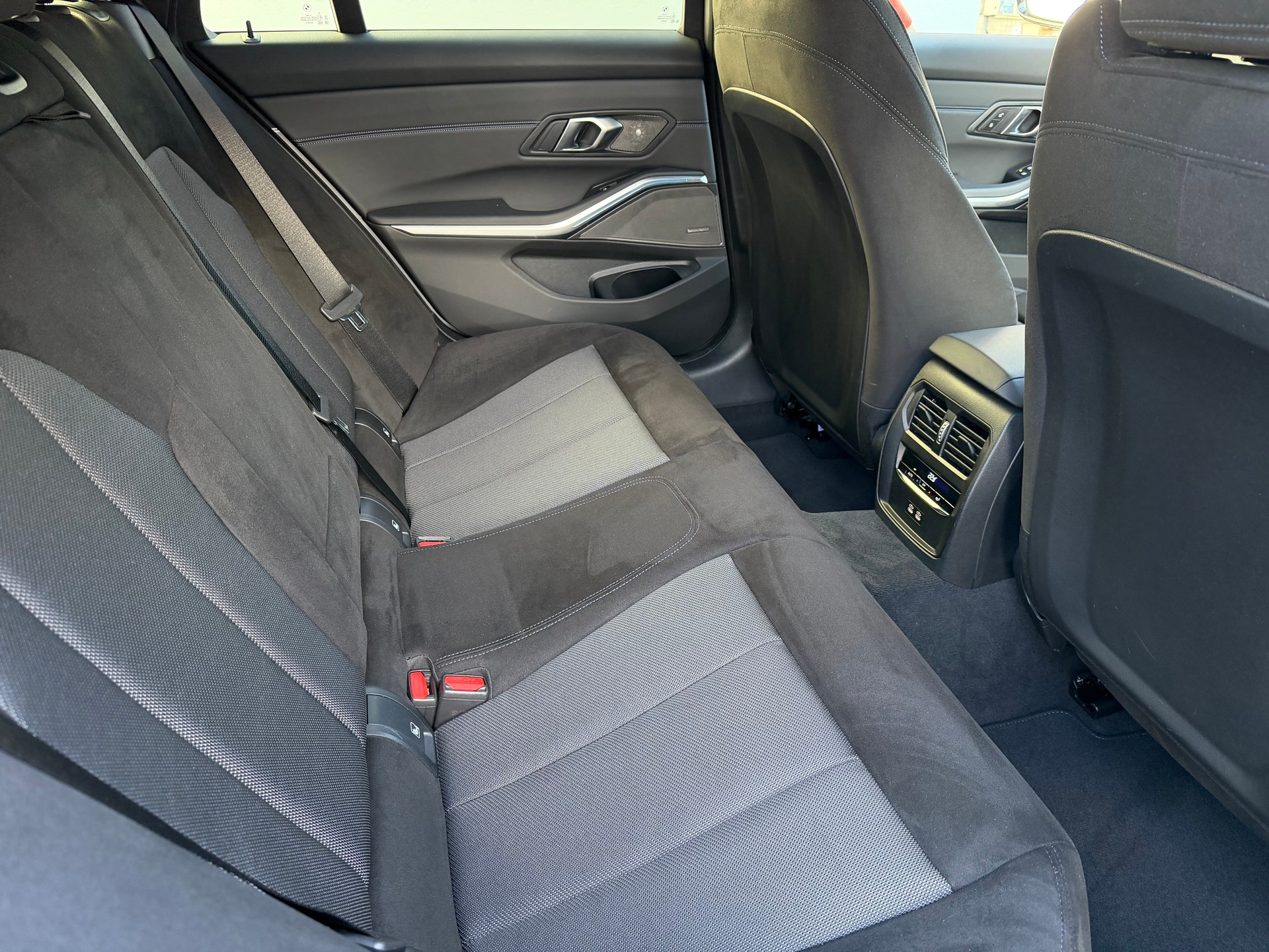 BMW 320d xDrive 48V Touring Steptronic M Sport-image-17