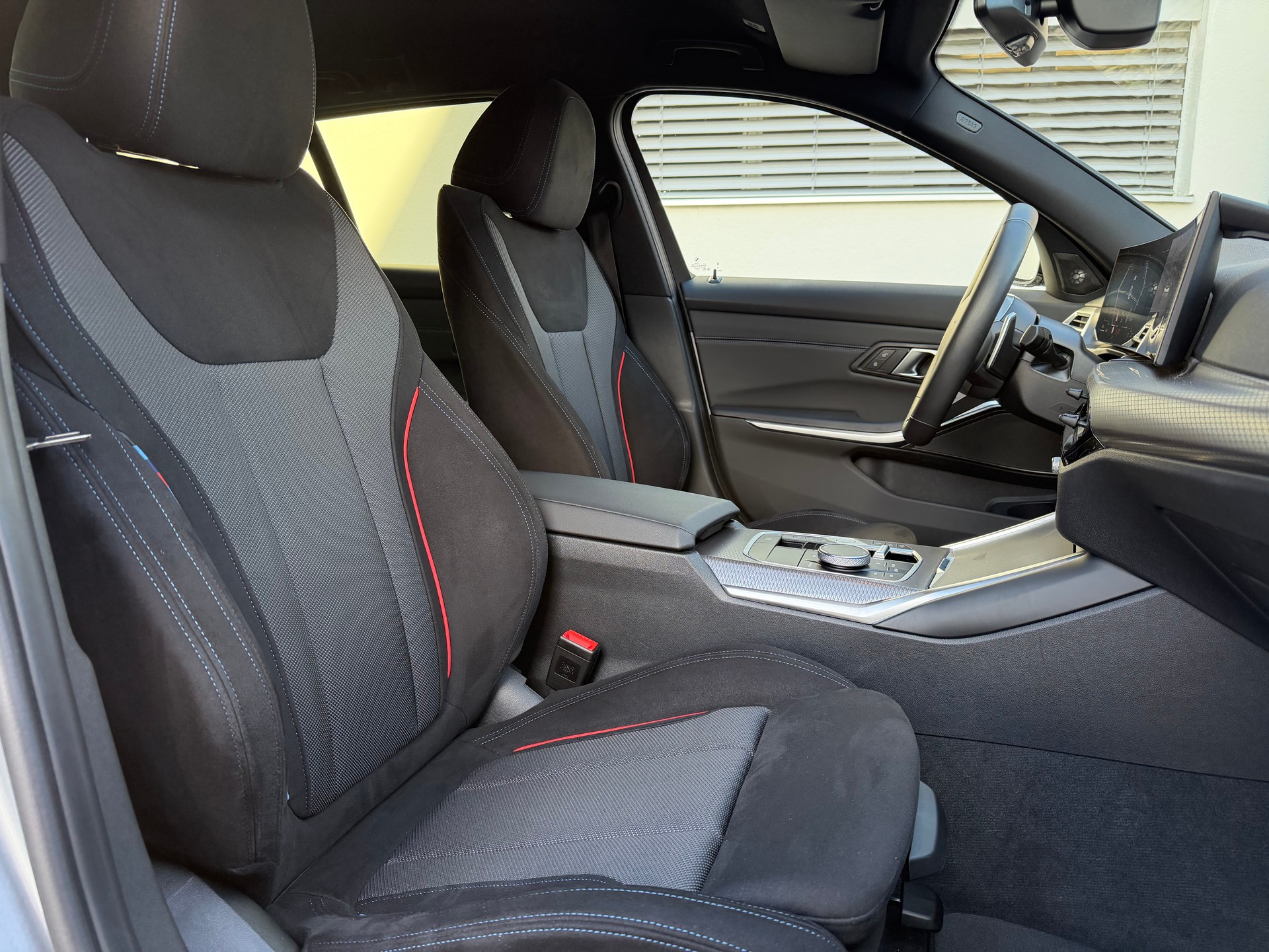 BMW 320d xDrive 48V Touring Steptronic M Sport-image-16