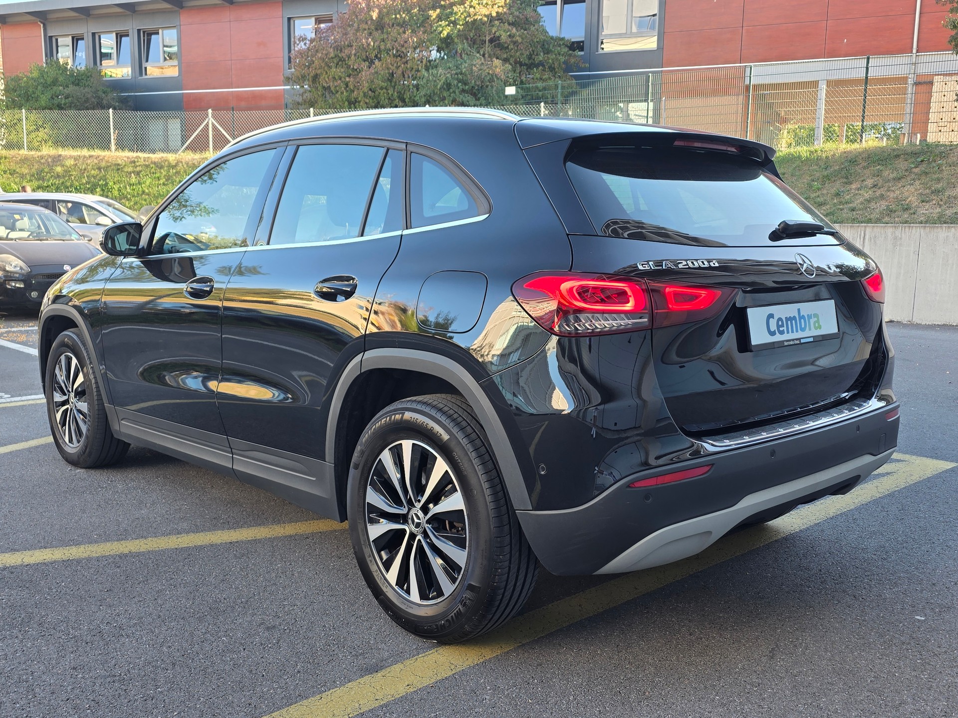 MERCEDES-BENZ GLA 200d 8G-DCT-image-3