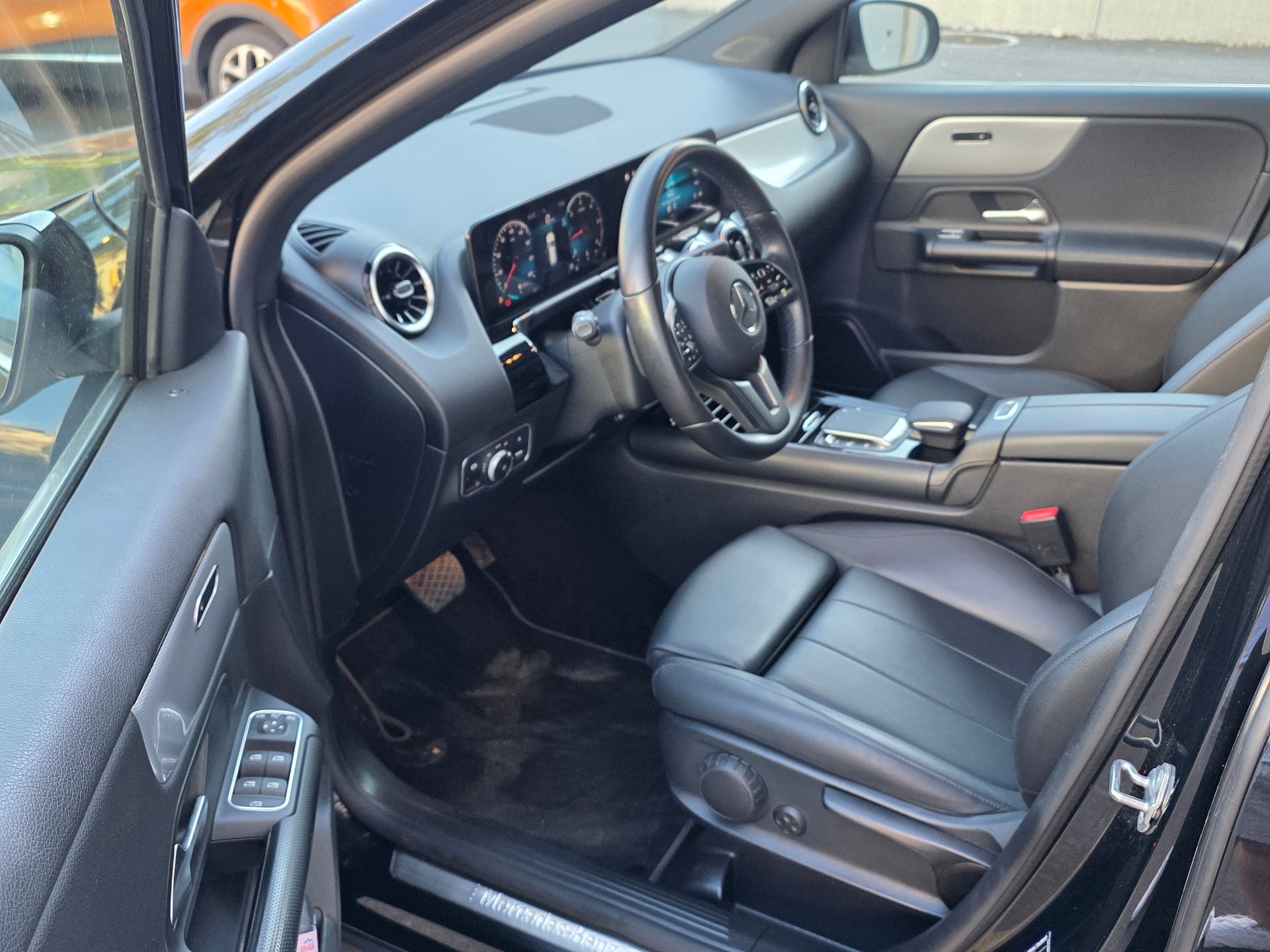 MERCEDES-BENZ GLA 200d 8G-DCT-image-9