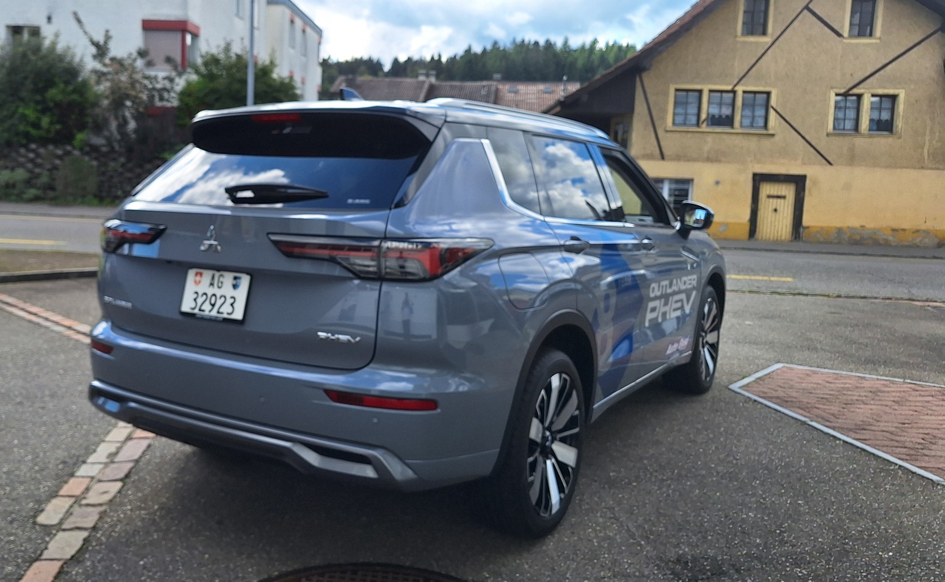 MITSUBISHI Outlander PHEV Instyle KMU Helvetia-image-2