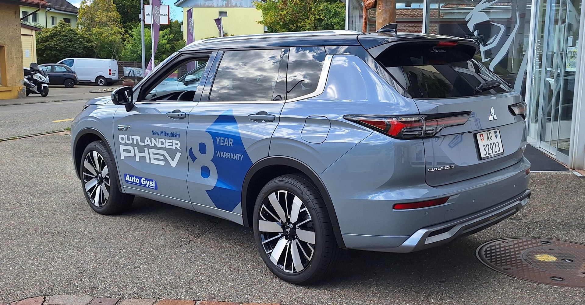MITSUBISHI Outlander PHEV Instyle KMU Helvetia-image-0